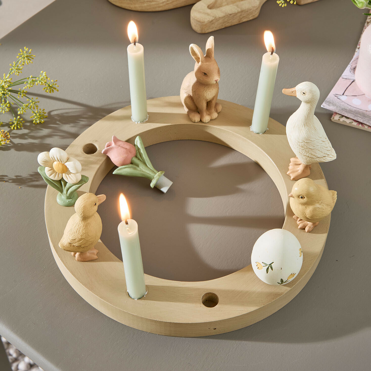 Ghirlanda di candele Eiralis Portacandele rotondo in legno con figure di coniglio, anatra e fiori, tre candele bianche accese