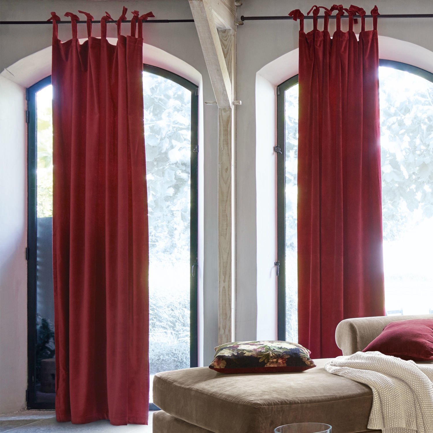 Tenda Apollosa Tende rosse in tessuto morbido davanti a grandi finestre in soggiorno moderno con divano beige