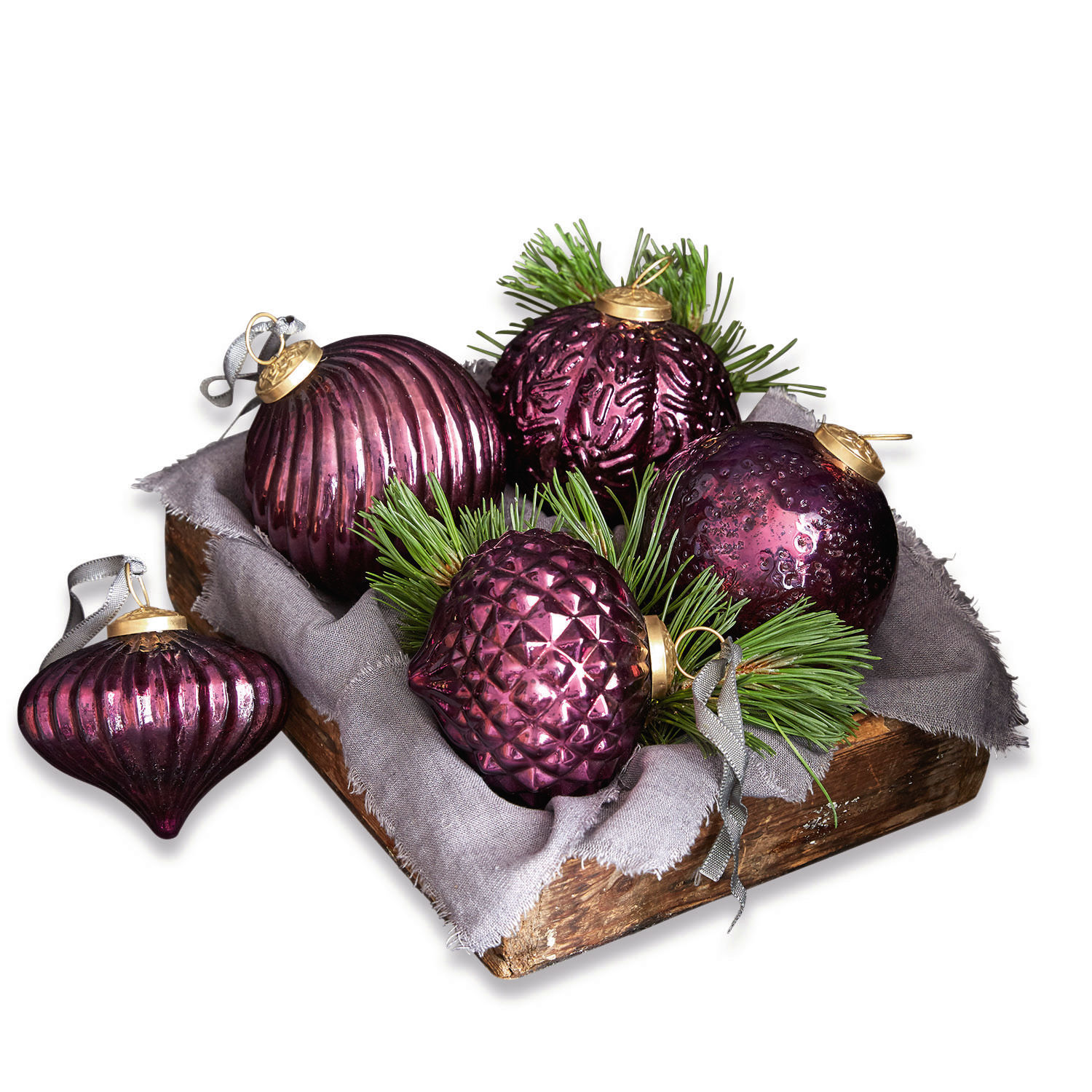Set di 5 decorazioni natalizie Sambre Set di palline di Natale in vetro viola con rami verdi in un vassoio di legno