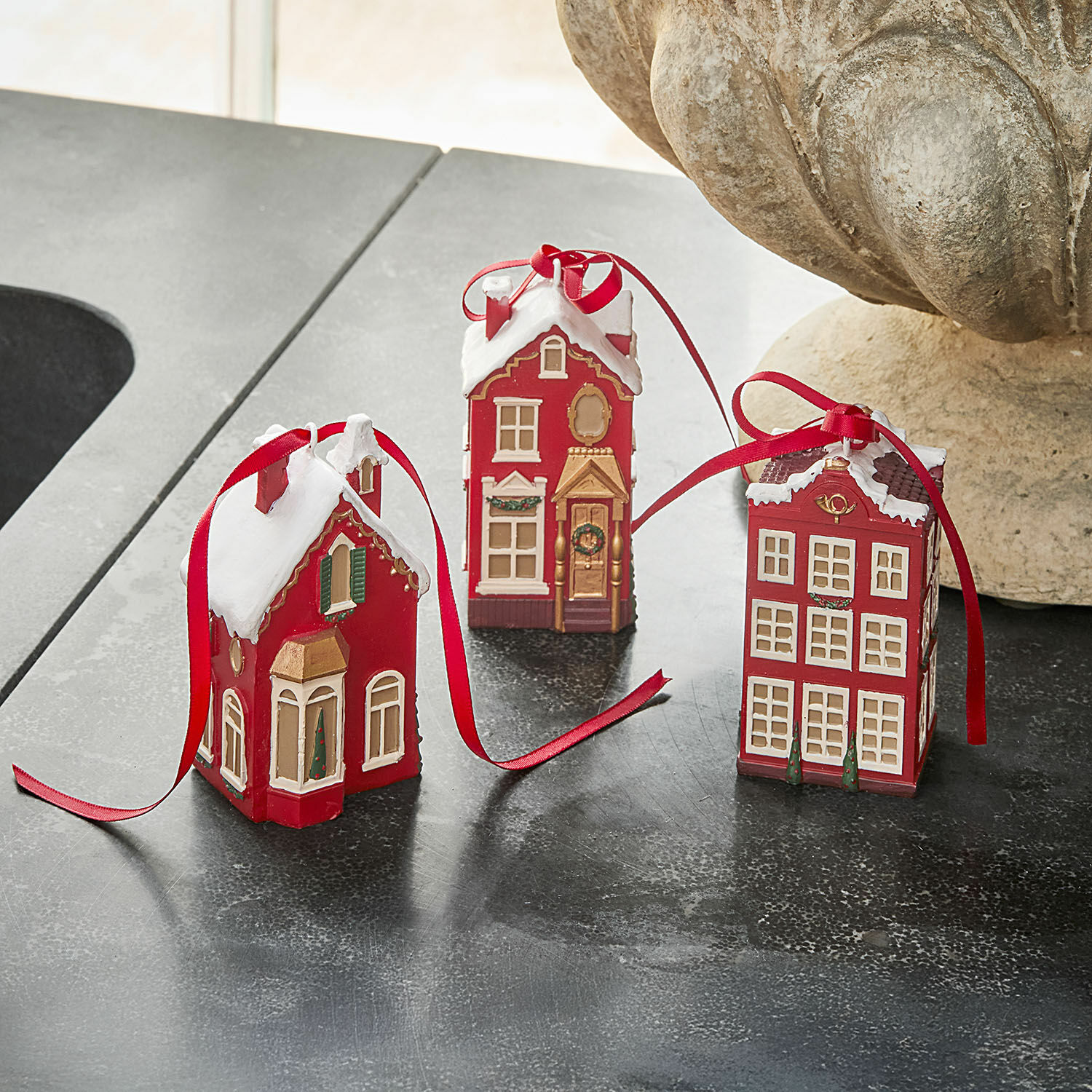 Set di 3 decorazioni da appendere Aravyn Tre decorazioni a forma di casetta rossa con tetto bianco e nastro rosso per Natale