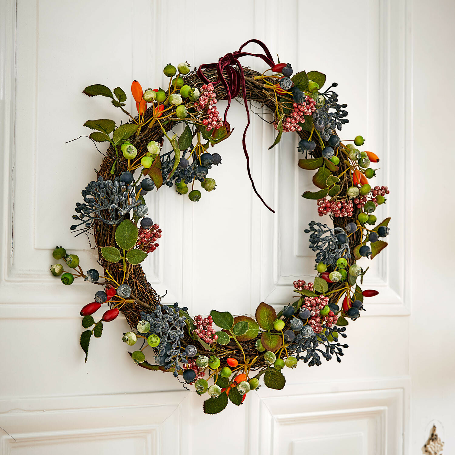 Ghirlanda Donnevère Corona decorativa di rami con bacche colorate e nastro bordeaux, ornamento festivo per porta