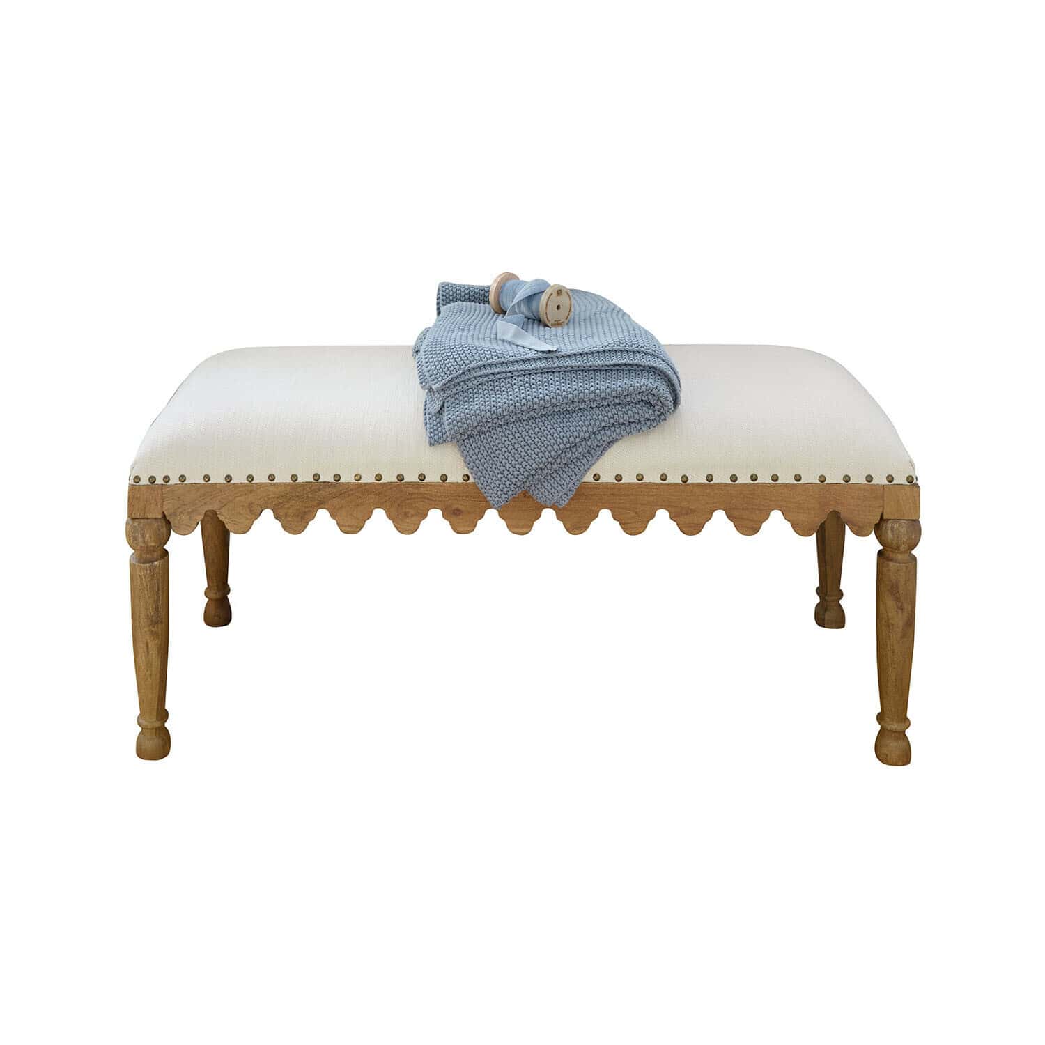 Panca Marais Légère Panca imbottita con tessuto chiaro e struttura in legno, coperta azzurra lavorata a maglia sopra