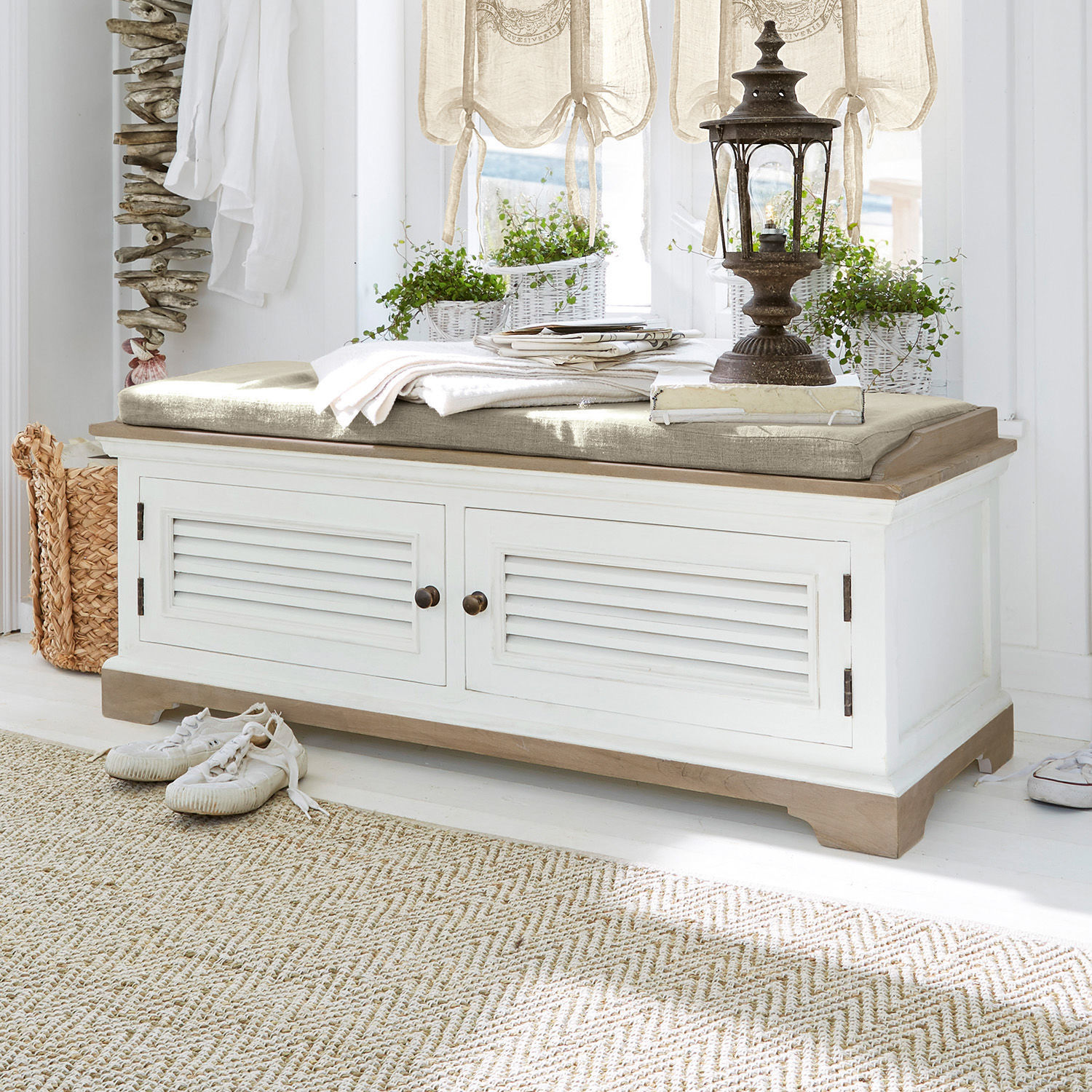 Panca Frauke Panca in legno bianco con cuscino beige e spazio contenitore in stile vintage per ingresso o soggiorno