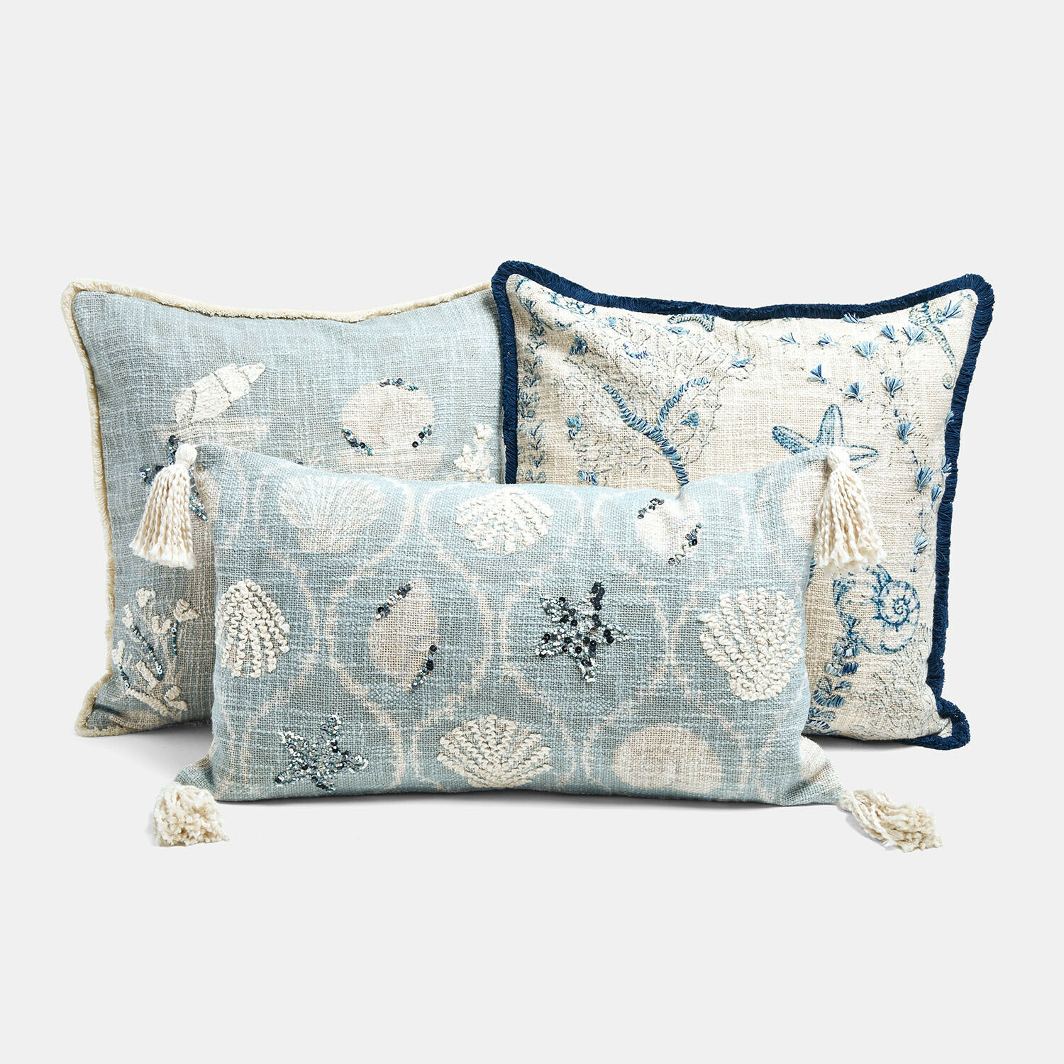 Set di 3 copricuscini Calerand Set di tre cuscini decorativi con motivi di conchiglie e stelle marine in tonalità azzurre e crema