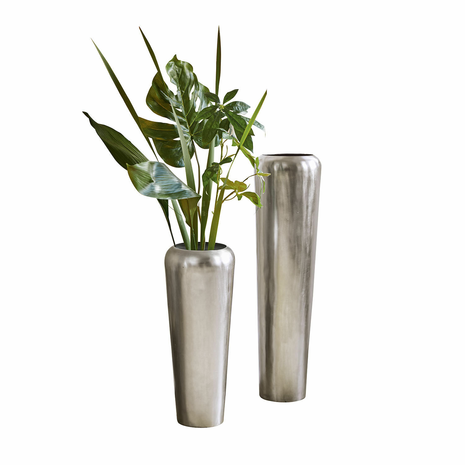 Coppia di vasi da pavimento Carolan Due alti vasi decorativi in metallo argento con foglie verdi per arredamento moderno