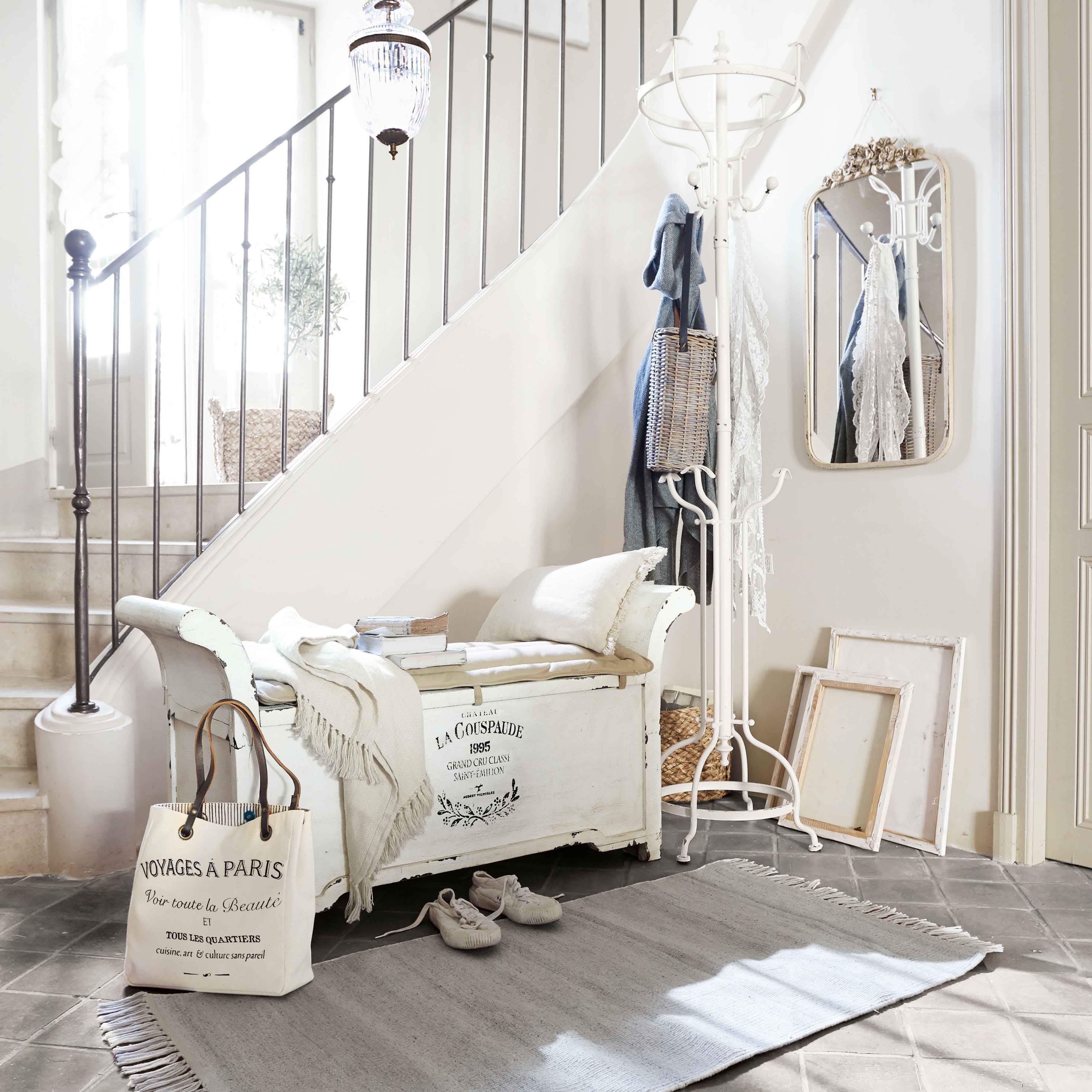Panca in legno bianco con cuscino e coperta in ingresso luminoso con appendiabiti e specchio