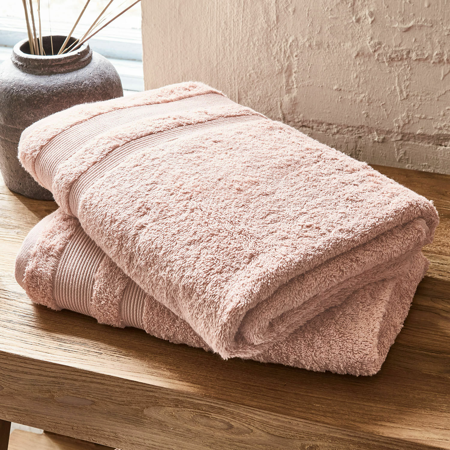 Coppia di teli da bagno Bourogne Morbido asciugamano rosa in cotone su tavolo di legno, ideale per bagno e uso quotidiano