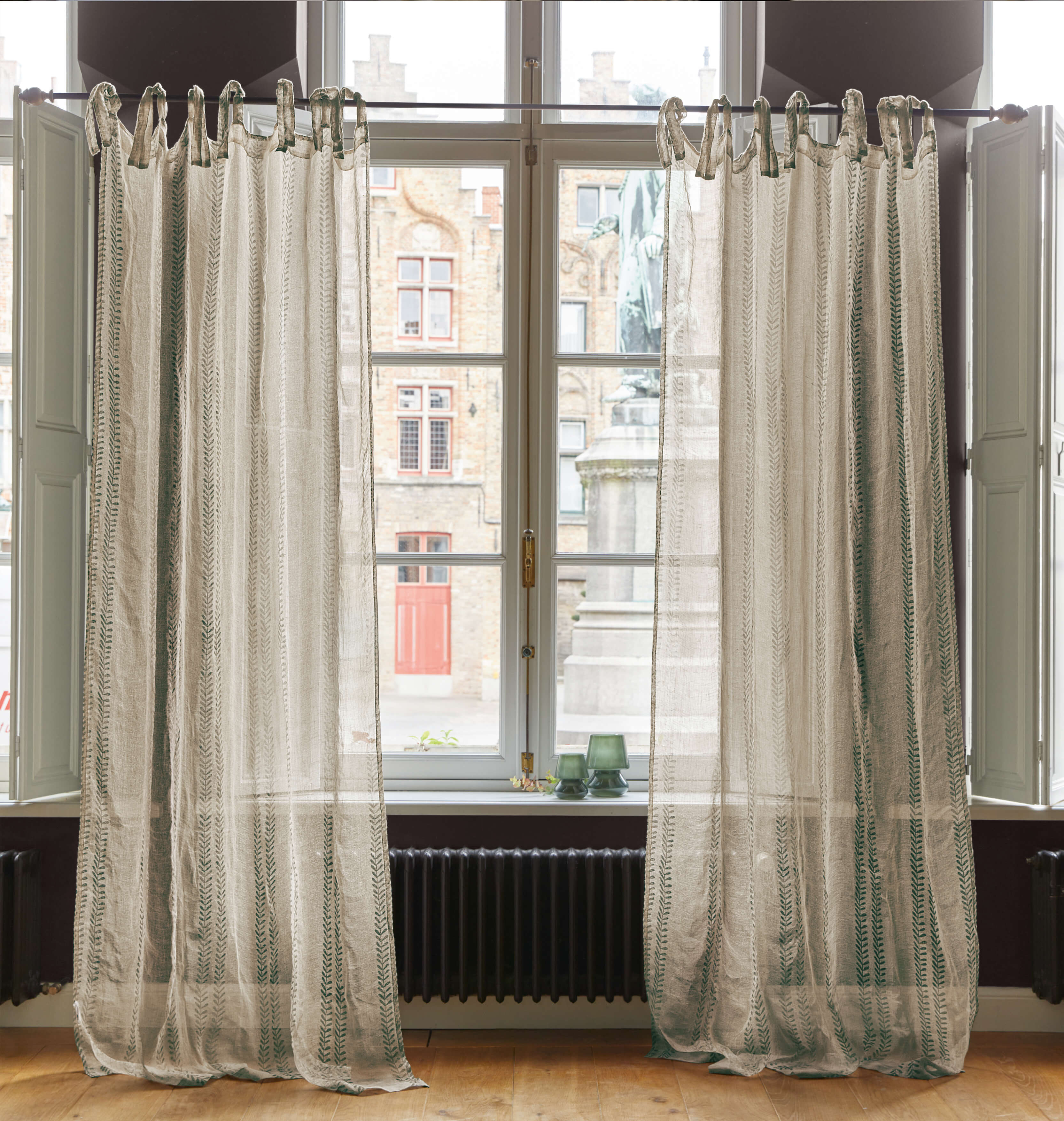 Tende trasparenti in lino colore naturale con motivo verde, decorazione elegante per finestra soggiorno