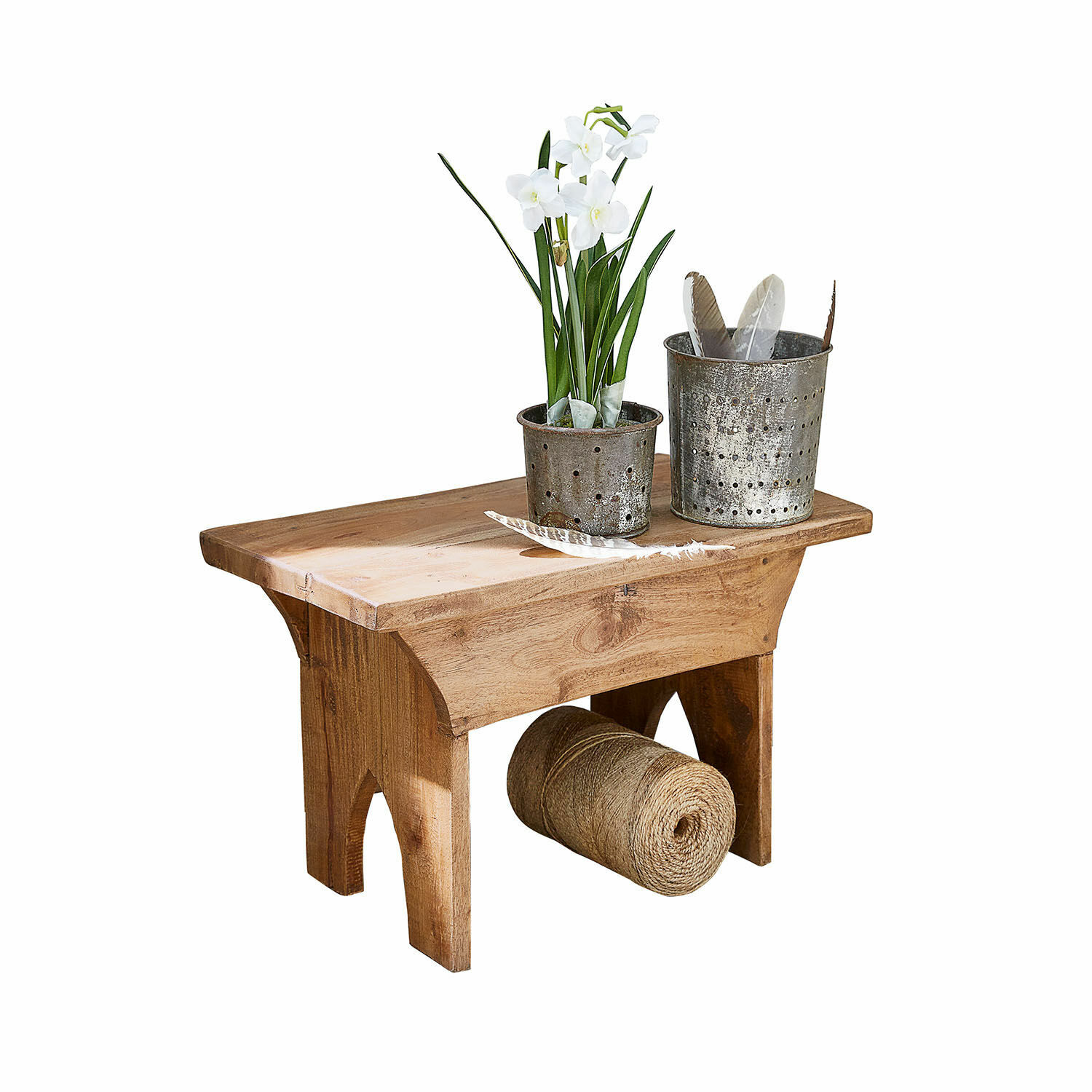 Sgabello Hoboken Piccolo sgabello in legno naturale con vasi metallici e fiori bianchi, colore legno naturale