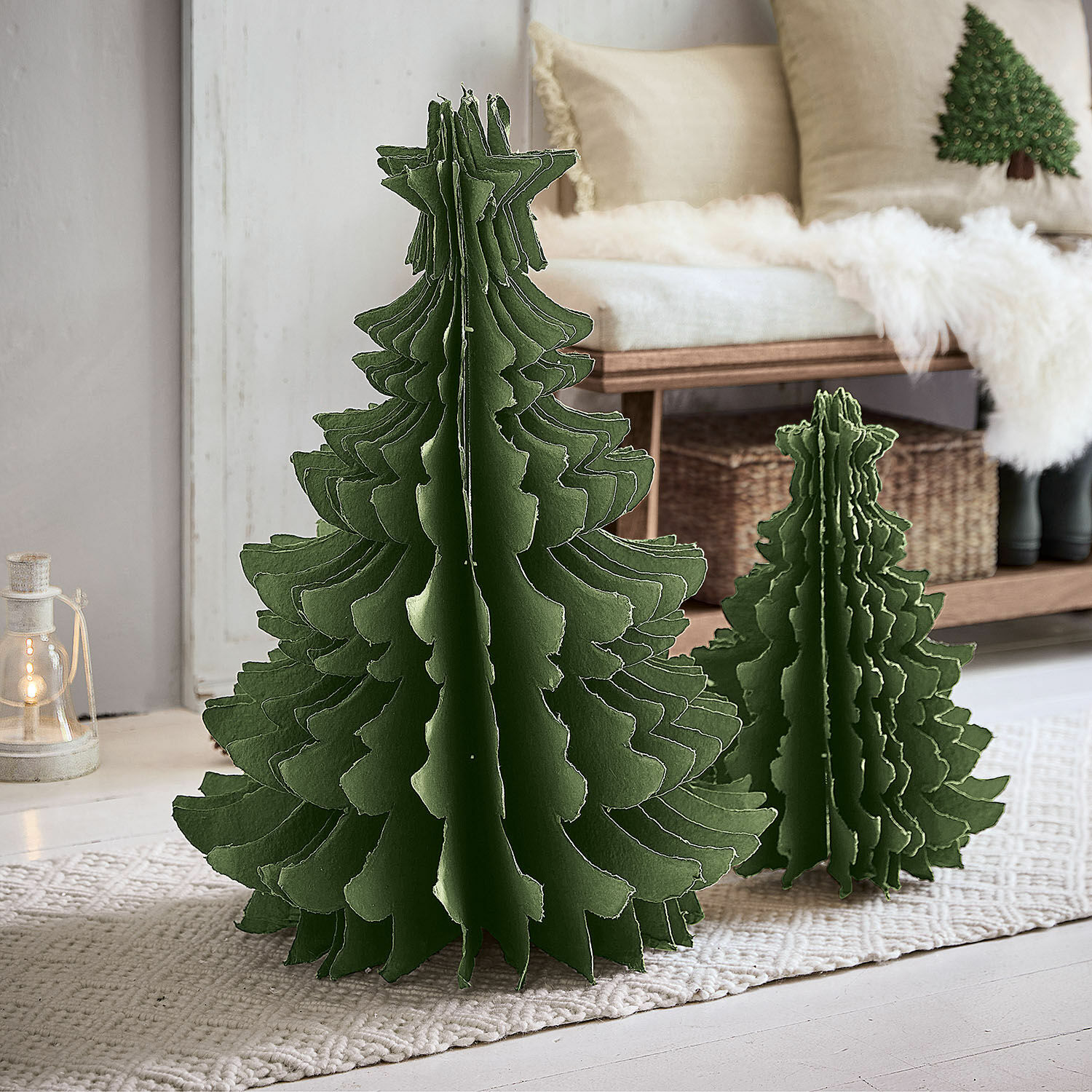 Coppia di alberelli decorativi Amuré Alberi di Natale verdi in feltro su tappeto in ambiente luminoso, decorazione natalizia per casa