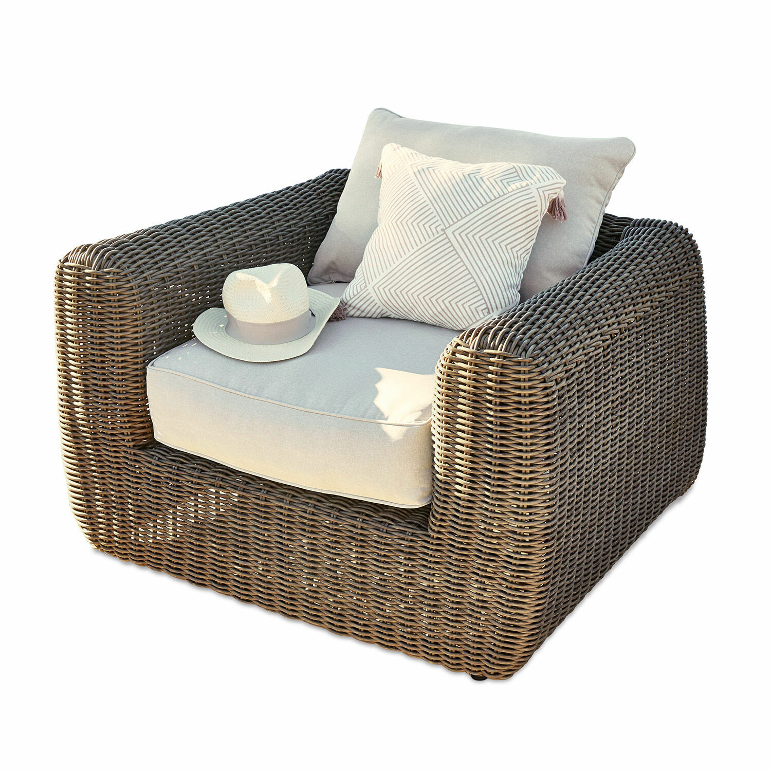 Poltrona Bogdanne Poltrona in rattan marrone con cuscini grigio chiaro e cuscino decorativo con motivo geometrico