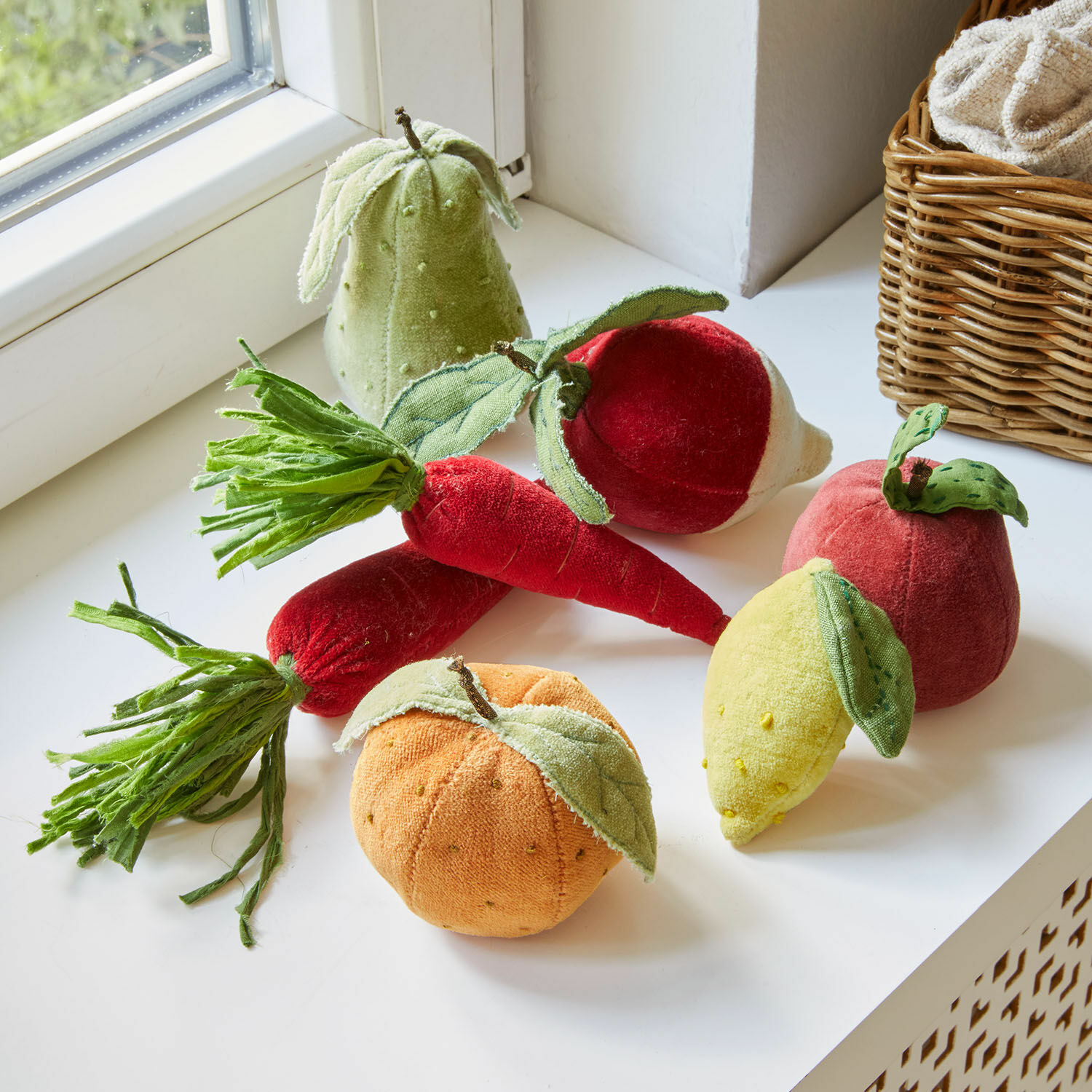 Set di 7 frutti e ortaggi di stoffa Mivola Set di frutta e verdura in peluche colorati su davanzale bianco, decorazione tessile giocosa