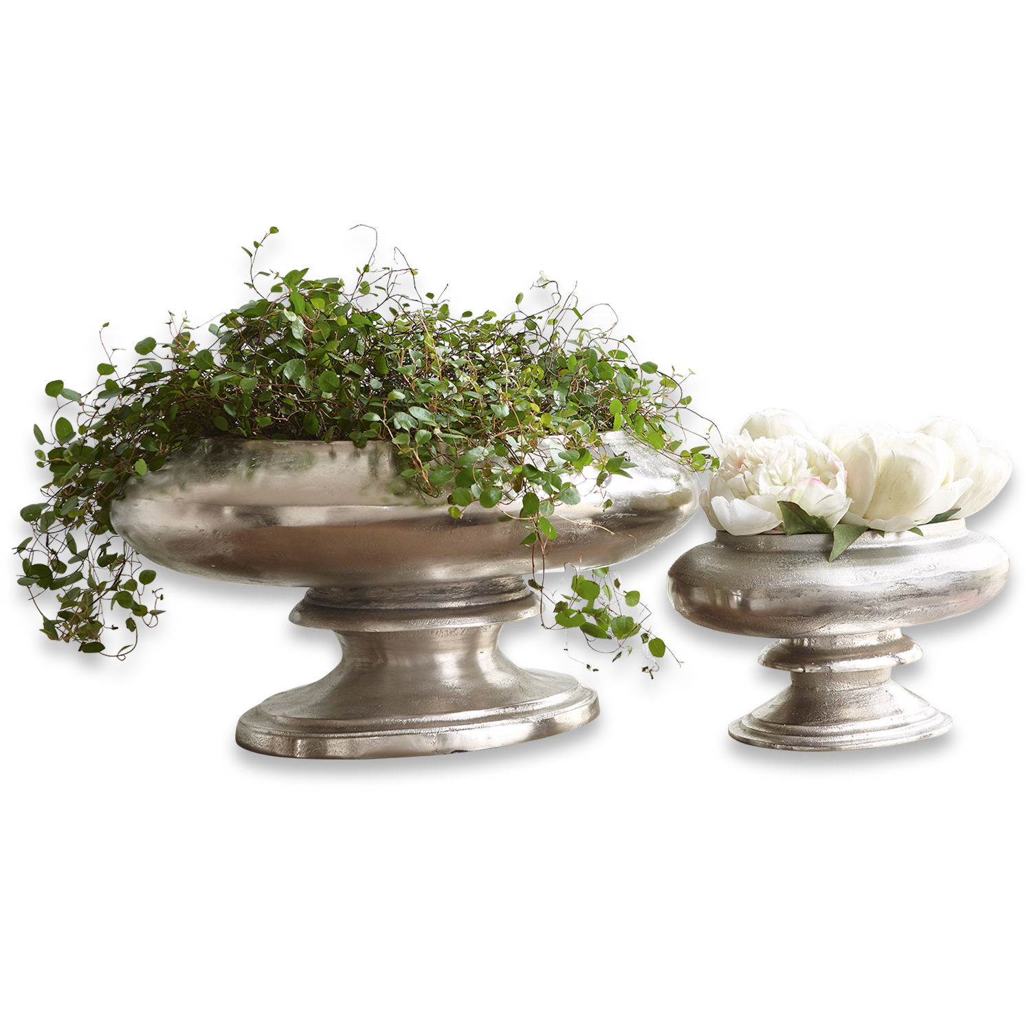 Coppia di vasi Loyère Due vasi in metallo argentato su piedistallo con piante verdi e fiori bianchi per decorazione interna