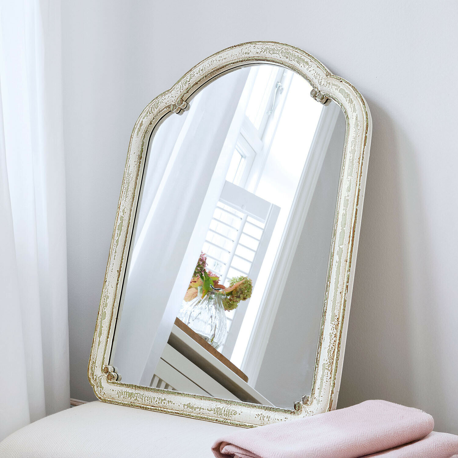 Specchio Ashwyn Specchio vintage con cornice in legno bianco invecchiato, decorazione per interni