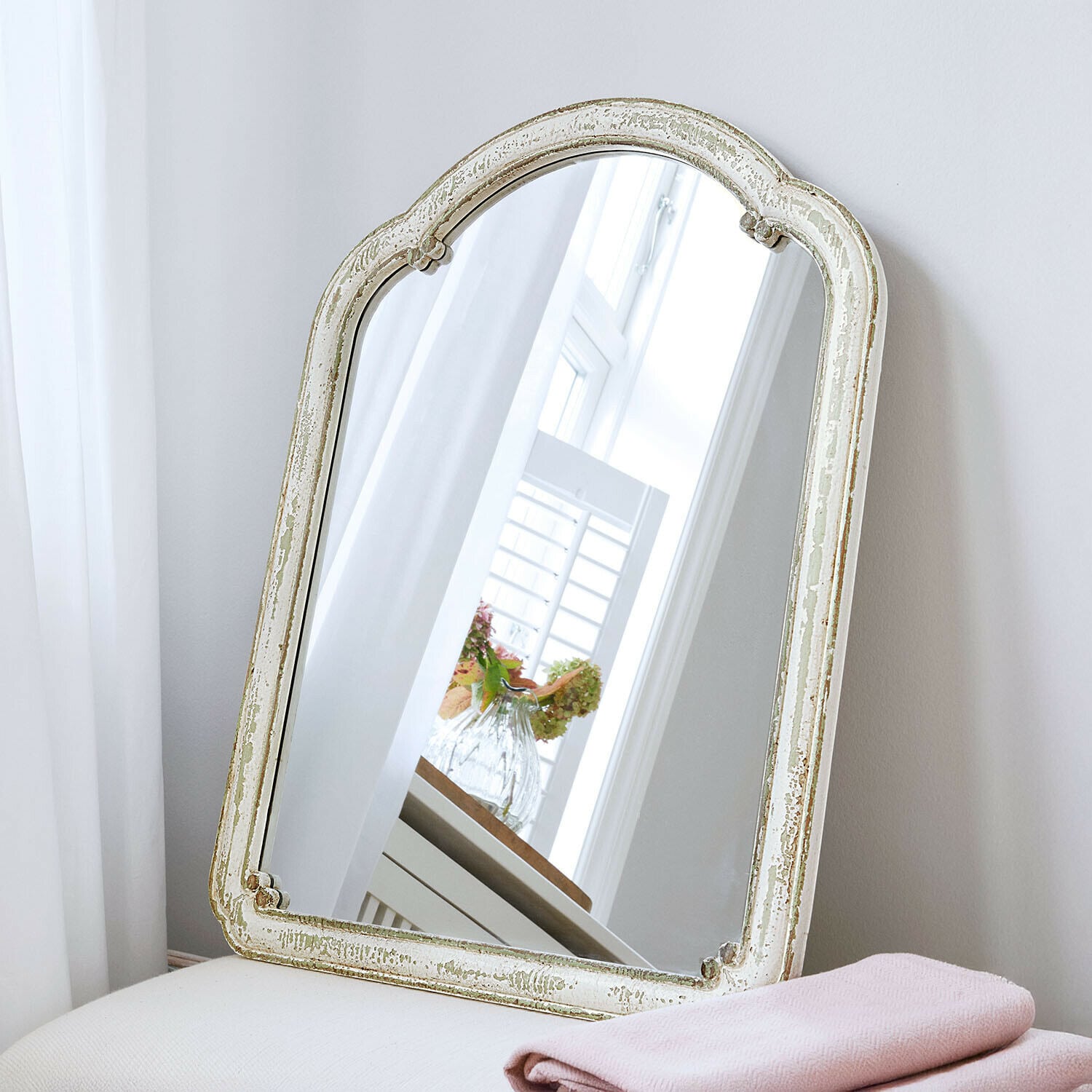 Specchio Ashwyn Specchio vintage con cornice in legno bianco invecchiato, decorazione per interni