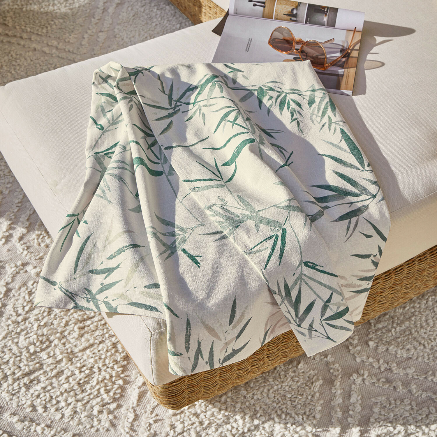 Coperta Clarisa Tovaglia in lino bianco con motivo foglie verdi su divano, tessuti per la casa e decorazione