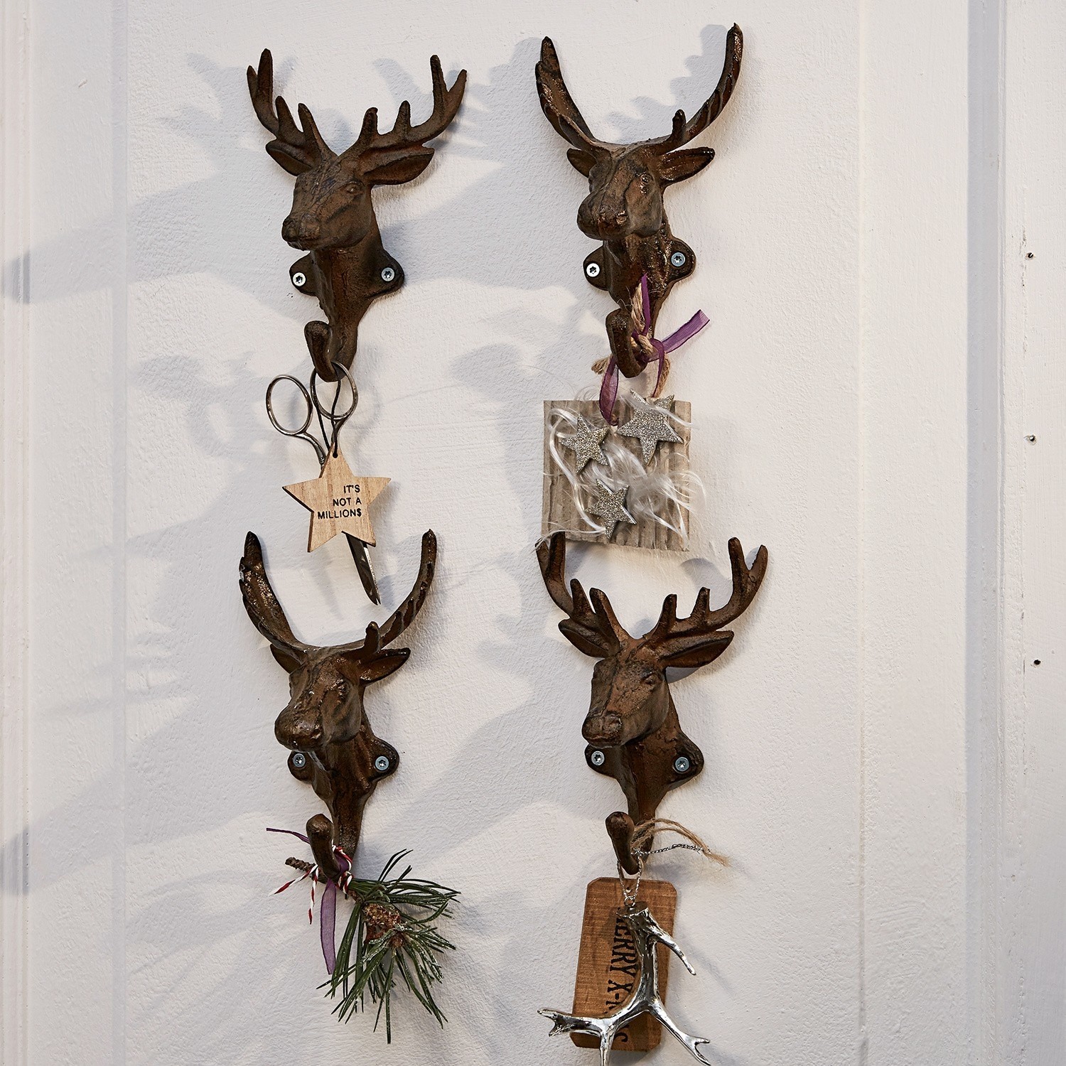 Set di 4 ganci Deer Quattro ganci da parete decorativi a forma di testa di cervo in metallo arrugginito con decorazioni natalizie