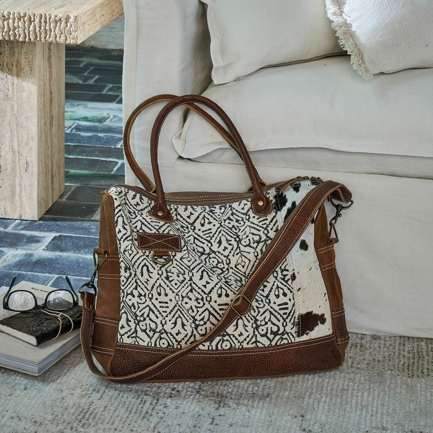 Borsa Elma Borsa da viaggio in pelle marrone e tessuto con motivo bianco e nero, elegante borsa da weekend