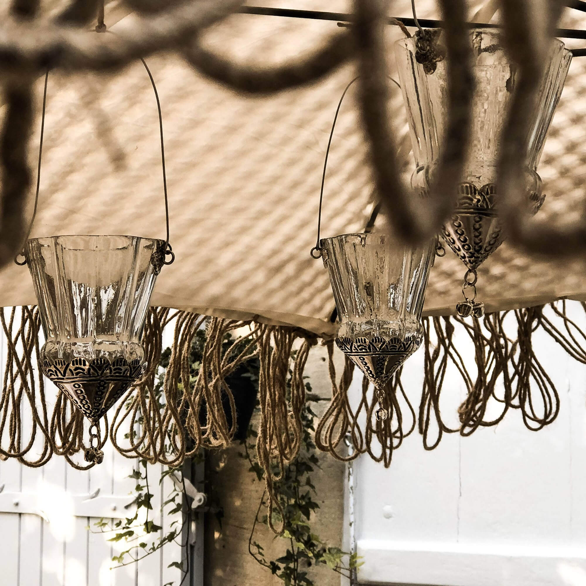Lanterna in vetro con decorazioni metalliche e corde sospese in stile boho, decorazione da giardino
