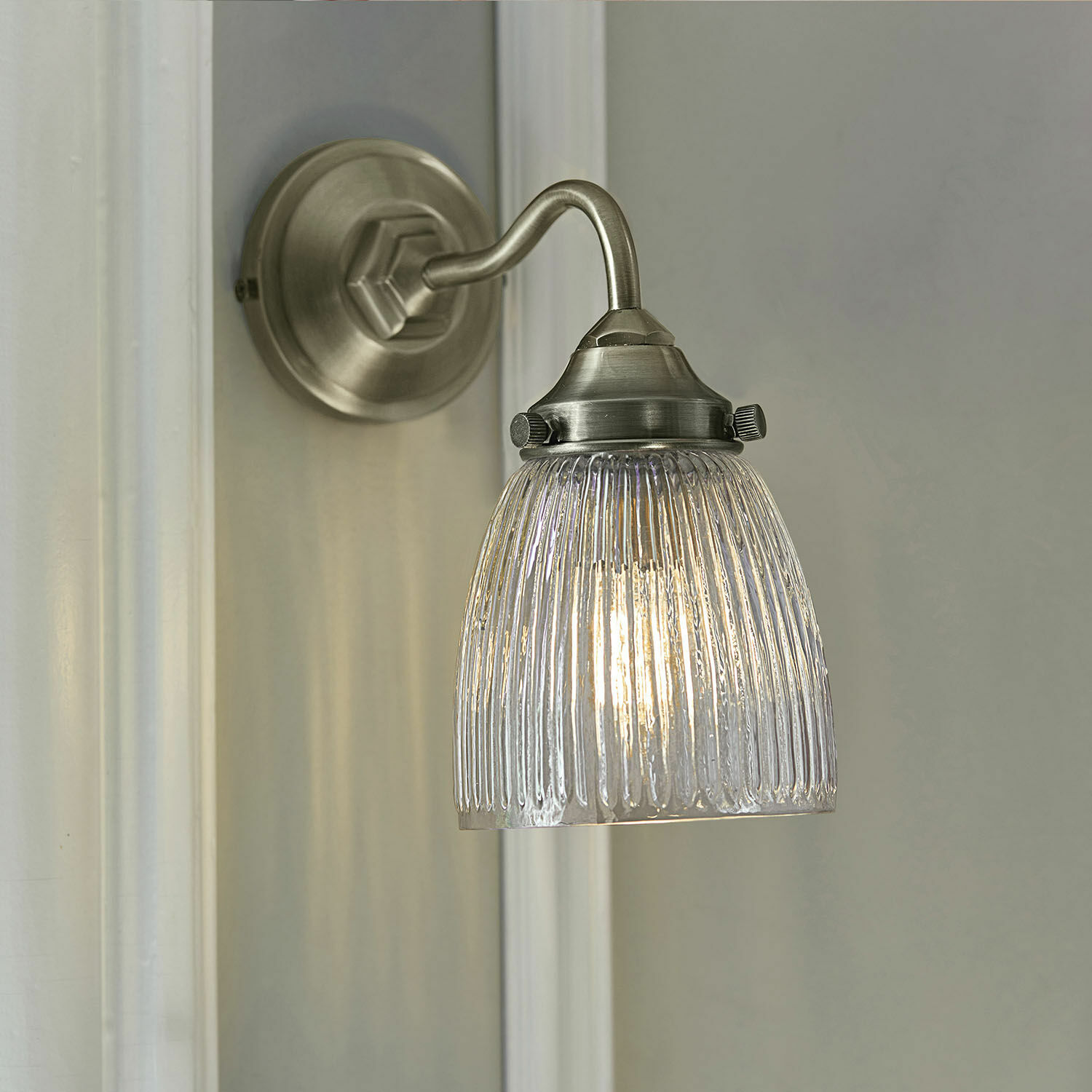 Lampada da parete Tanaelva Applique da parete in metallo argento con paralume in vetro rigato per illuminazione interna elegante
