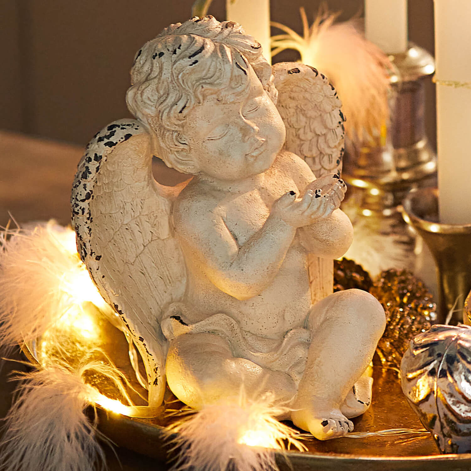 Statua di angelo in pietra chiara con finitura antica, decorazione natalizia con luci LED