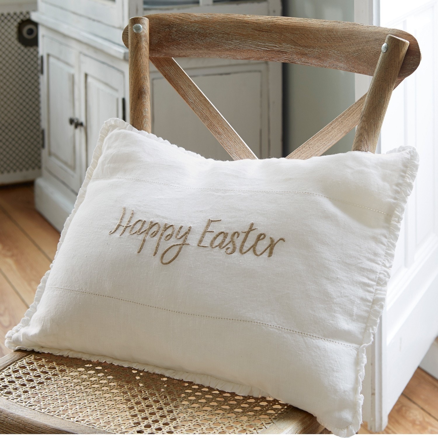 Cuscino Happy Easter Cuscino decorativo bianco in lino con ricamo Happy Easter su sedia in legno, decorazione pasquale