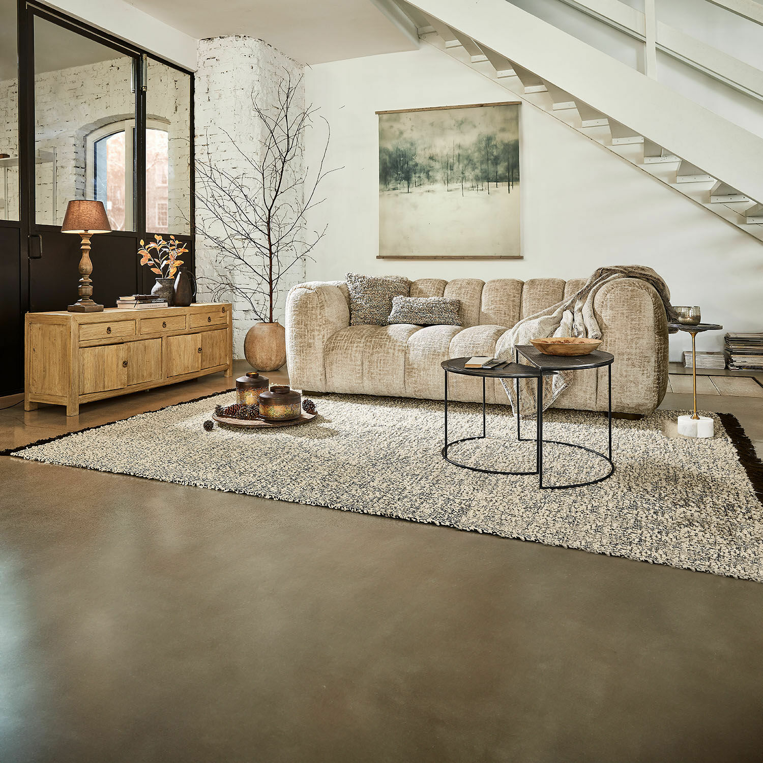 Tappeto Yasira Divano angolare beige in tessuto in soggiorno moderno con tappeto e mobile in legno chiaro