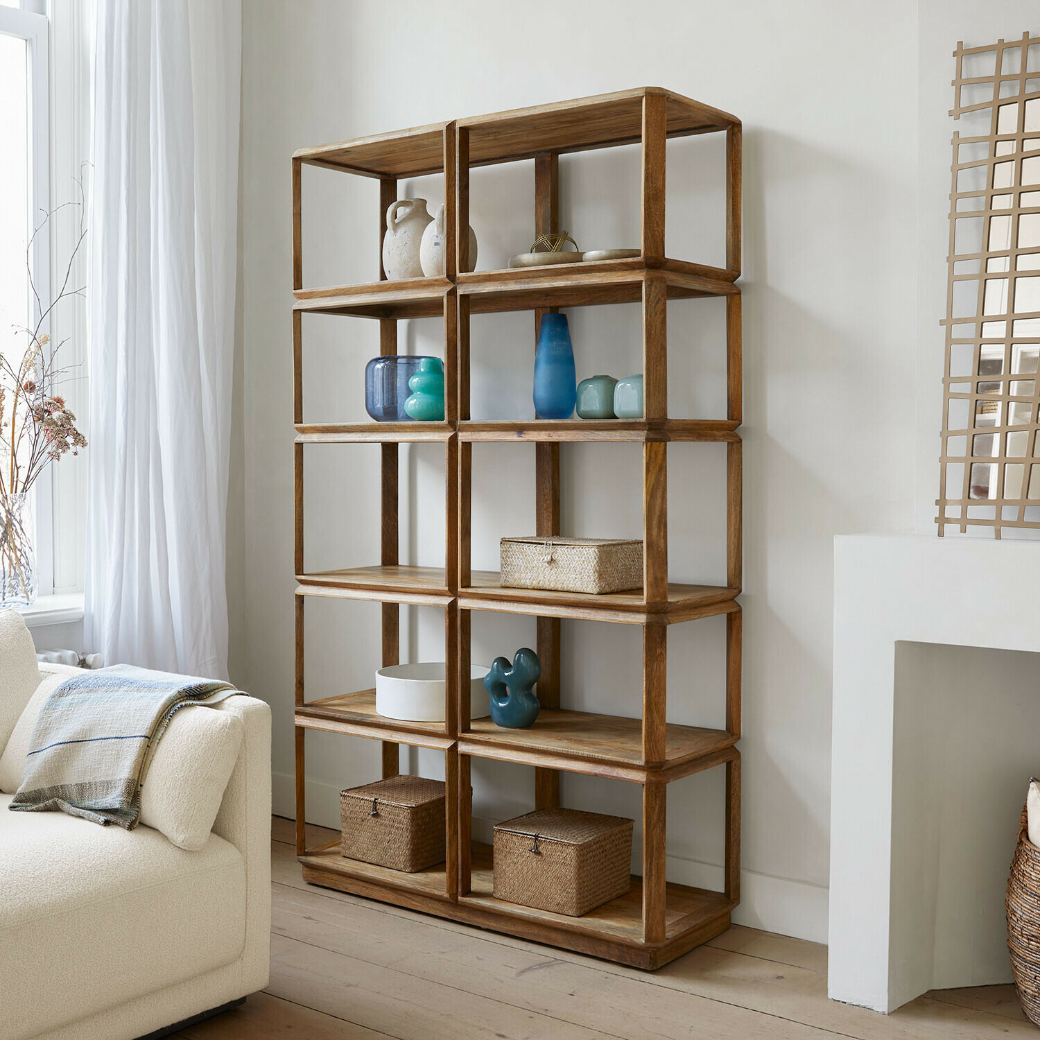 Scaffale Inverly Libreria aperta in legno naturale con decorazioni e cesti portaoggetti in soggiorno luminoso