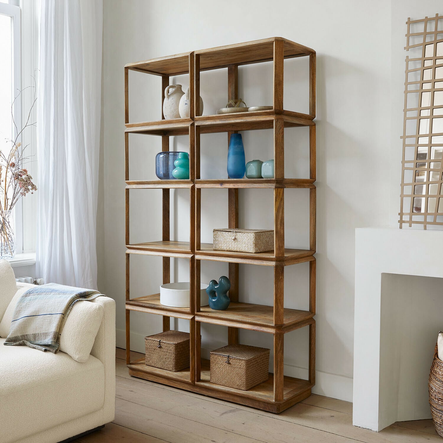 Scaffale Inverly Libreria aperta in legno naturale con decorazioni e cesti portaoggetti in soggiorno luminoso