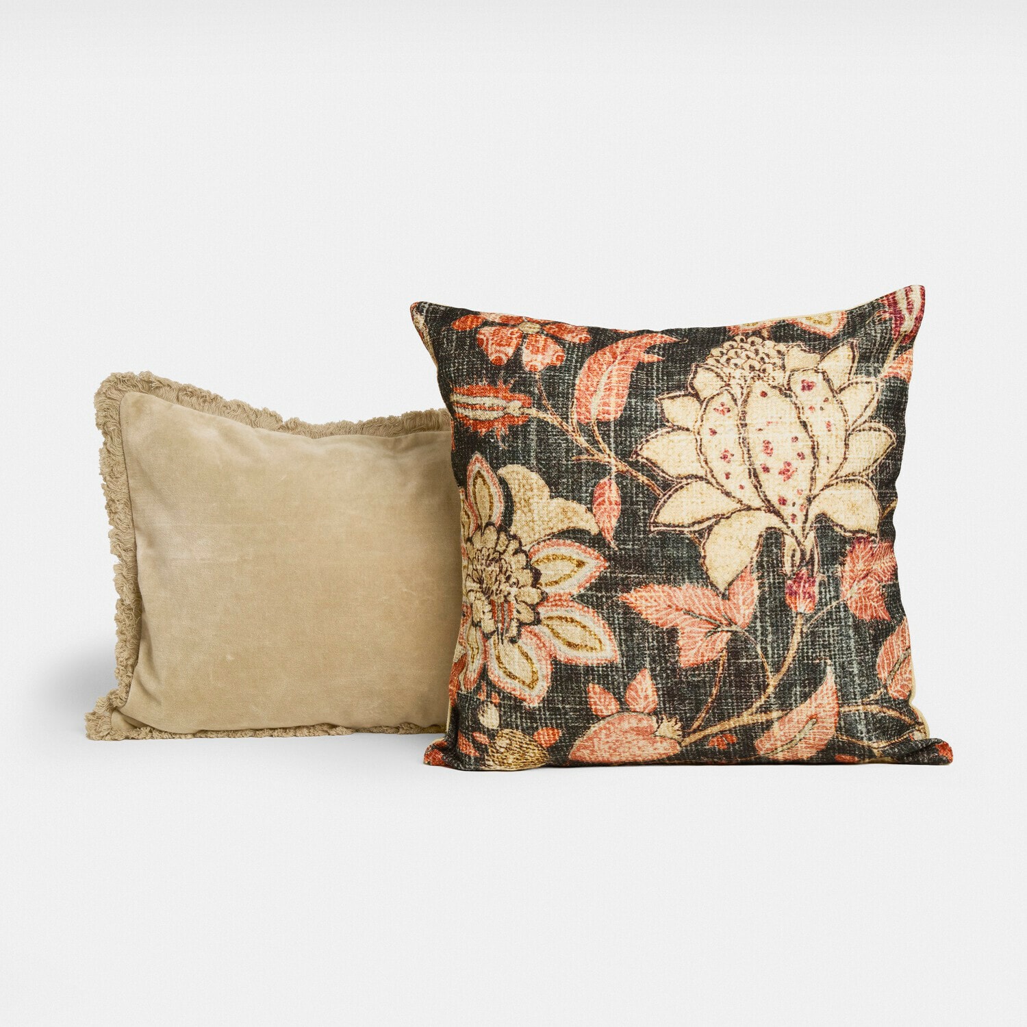 Coppia di copricuscini Ambrayelle Set di due cuscini decorativi, uno beige con frange, l'altro con motivo floreale su sfondo scuro