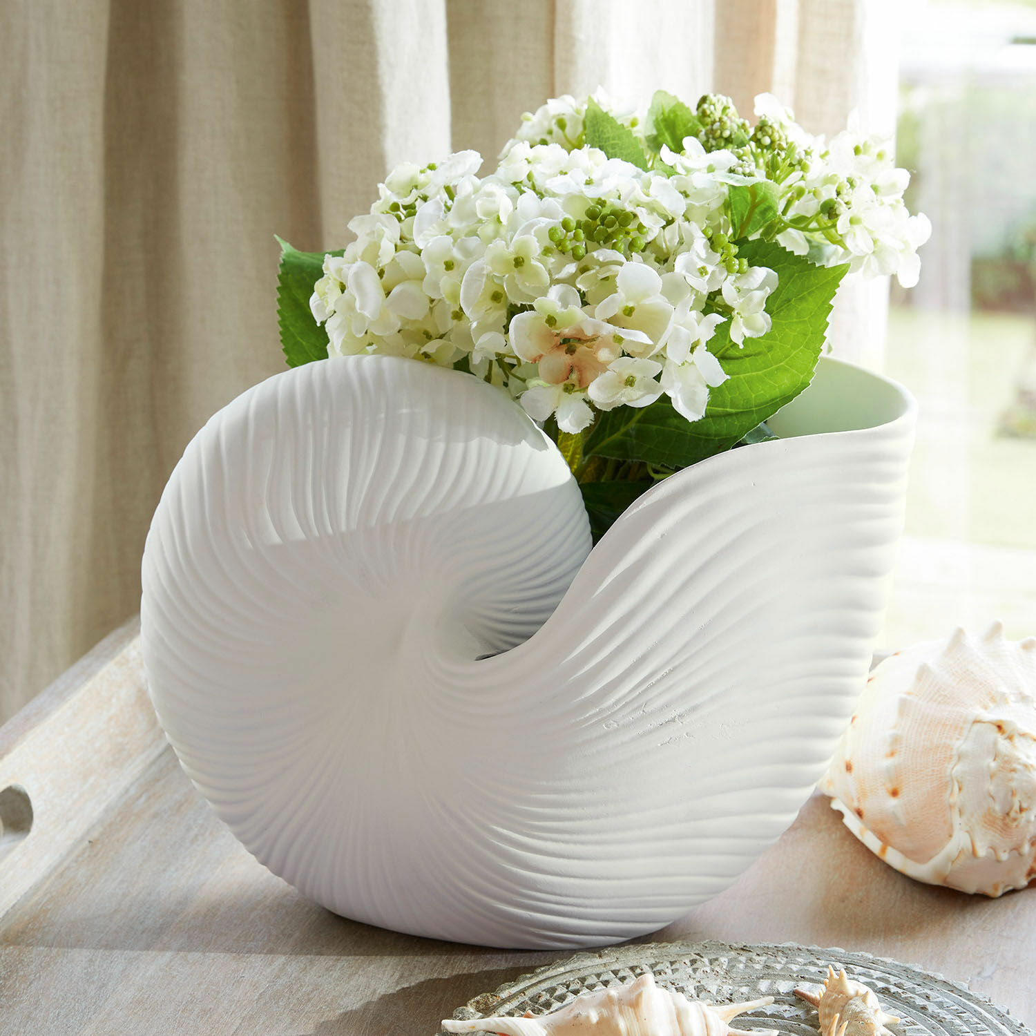 Portavaso Manteur Vaso in ceramica bianca a forma di conchiglia con fiori bianchi e foglie verdi decorative