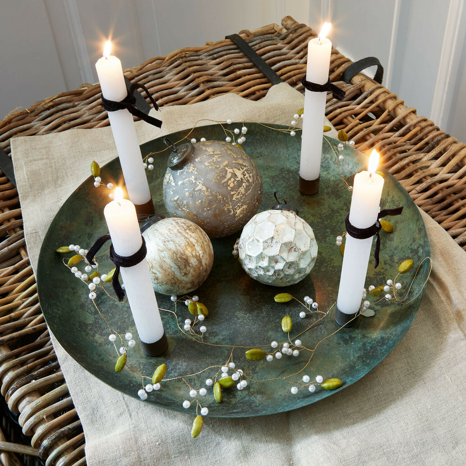 Vassoio per candele Valenzas Vassoio in metallo verde con quattro candele bianche e sfere decorative in tonalità grigie e bianche