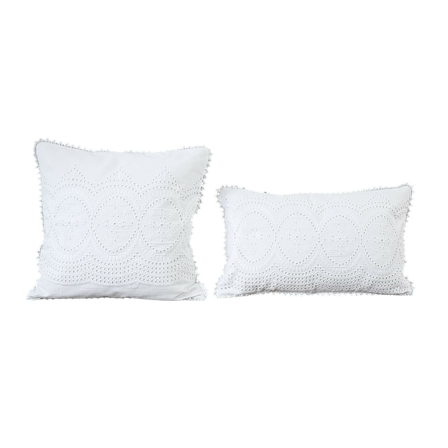 Coppia di copricuscini Olyane Set di due cuscini bianchi con ricamo e frange decorative, tessuti d'arredo eleganti