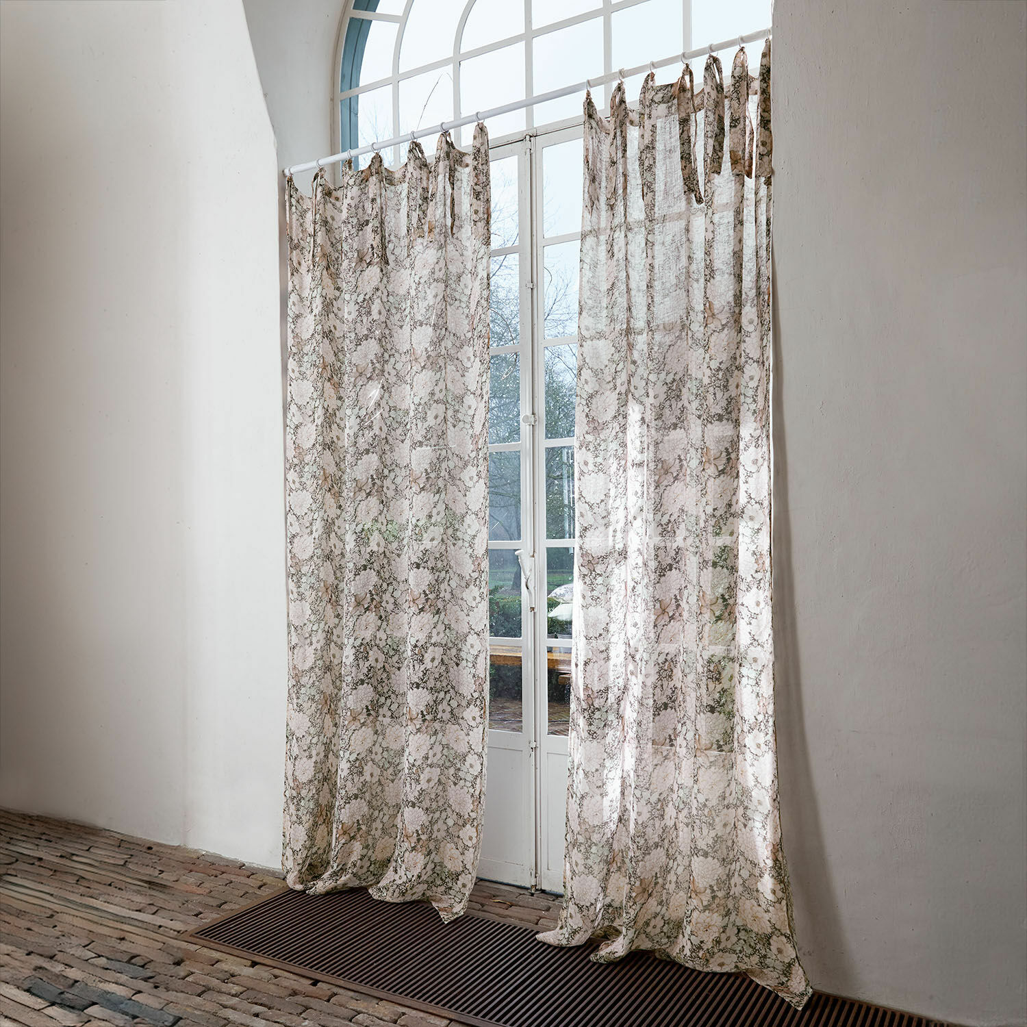 Tenda Cappellina Tende trasparenti con motivo delicato in beige e marrone chiaro su sfondo bianco
