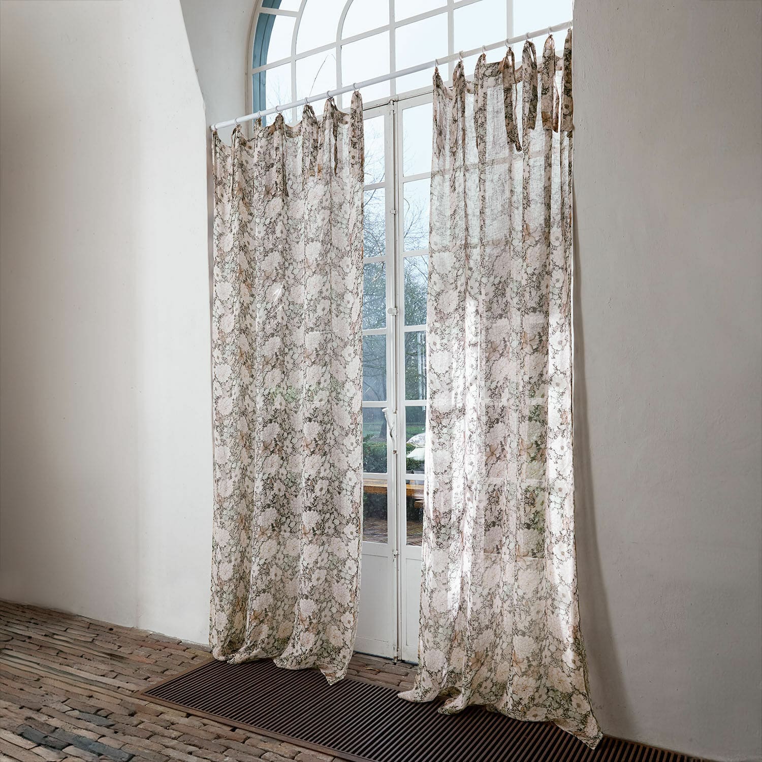 Tenda Cappellina Tende trasparenti con motivo delicato in beige e marrone chiaro su sfondo bianco