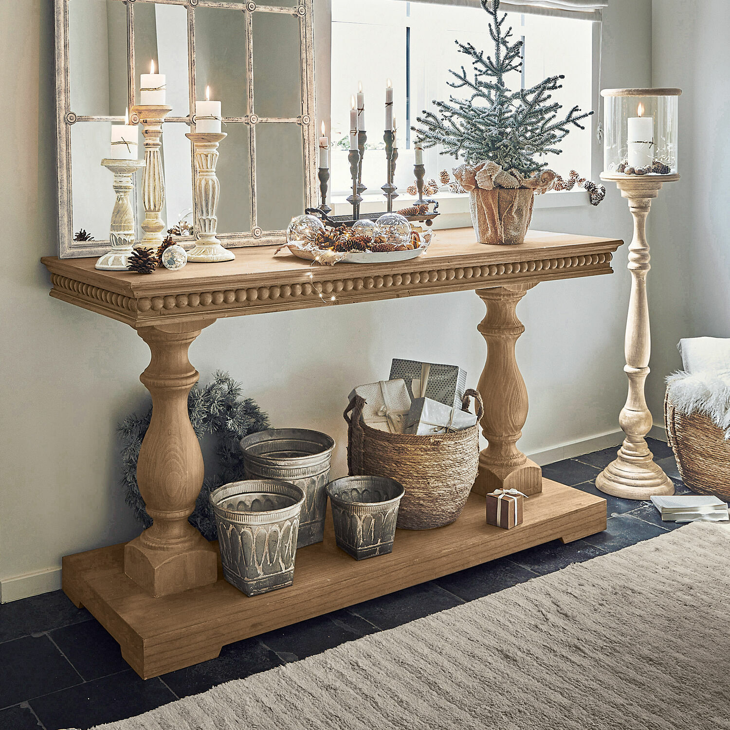 Consolle Angol Consolle in legno con candelabri decorativi e decorazioni natalizie in ambiente luminoso