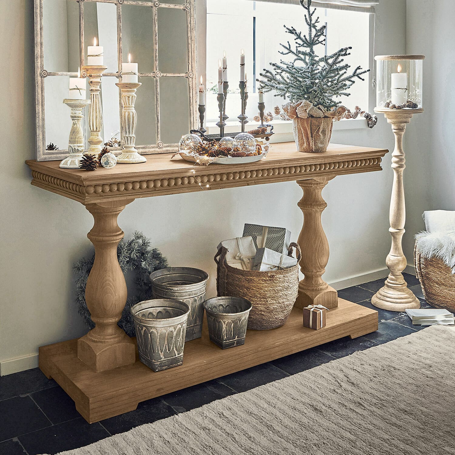 Consolle Angol Consolle in legno con candelabri decorativi e decorazioni natalizie in ambiente luminoso