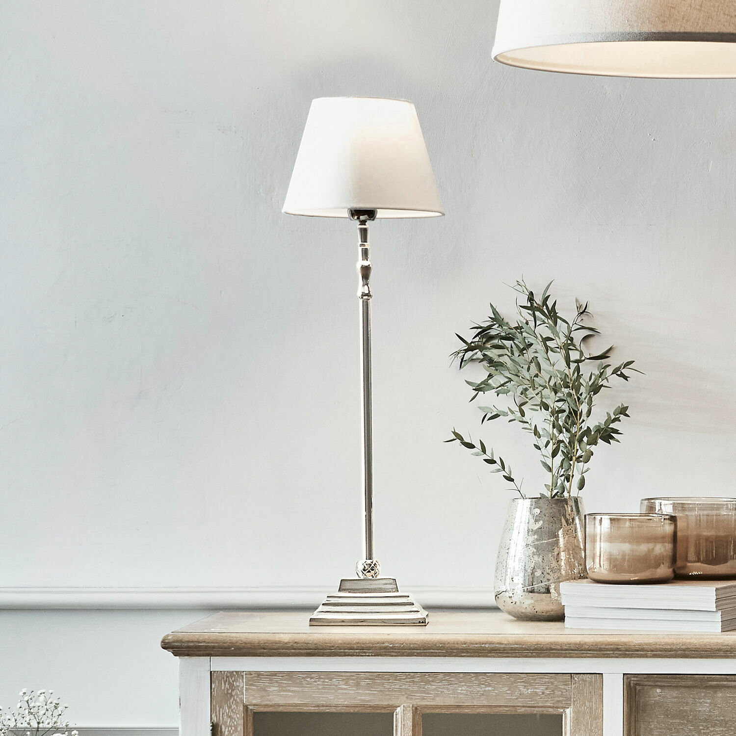 Lampada da tavolo Mayfair Lampada da tavolo elegante con paralume bianco e base in metallo su mobile in legno, decorazione d'interni