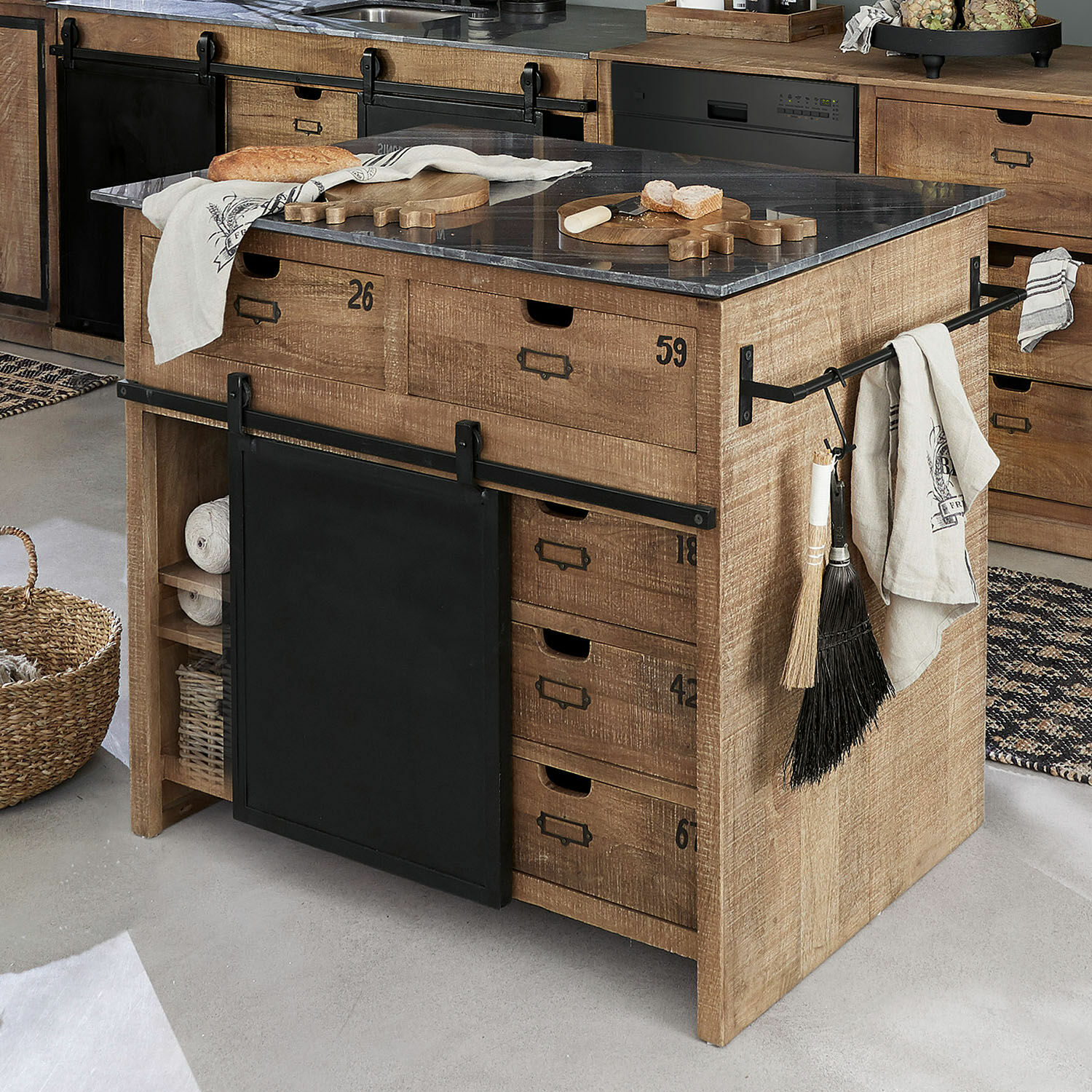 Isola da cucina Oakland Isola cucina in legno di mango con piano in marmo grigio, cassetti numerati e maniglie in metallo