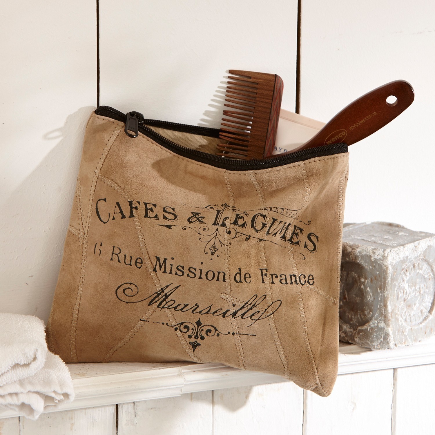 Nécessaire Jeannice Astuccio beige in camoscio con cerniera nera e stampa francese, pettine in legno su mensola