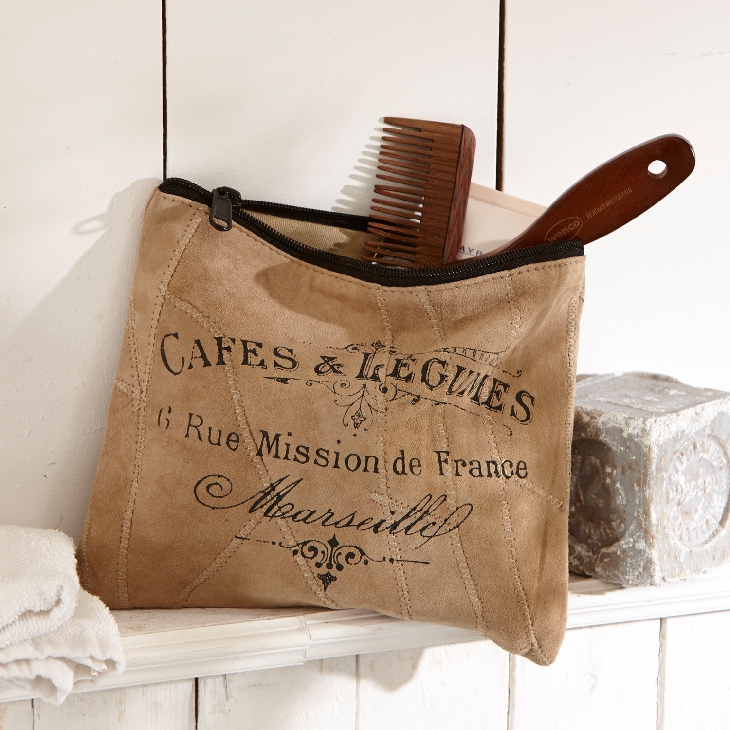 Nécessaire Jeannice Astuccio beige in camoscio con cerniera nera e stampa francese, pettine in legno su mensola