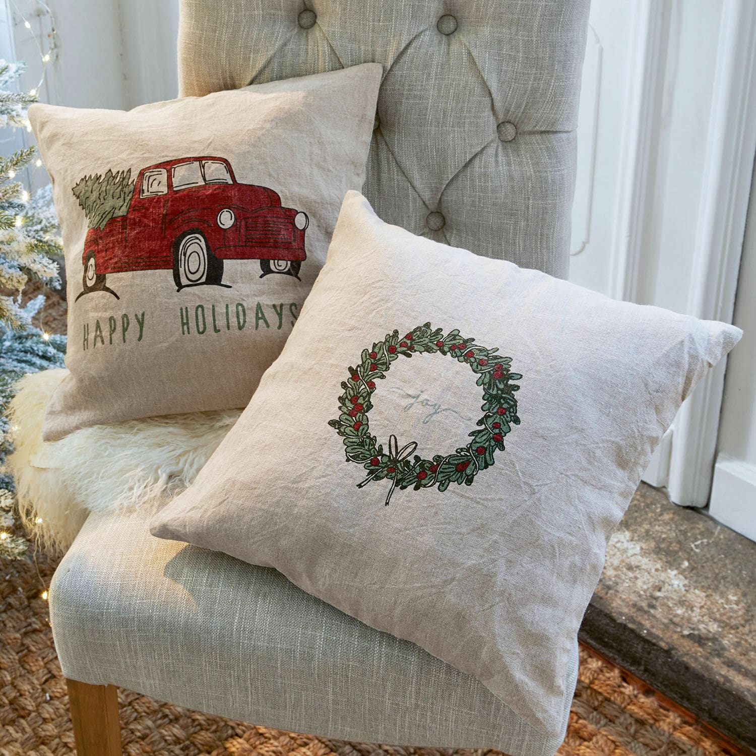 Coppia di copricuscini Camon Cuscini decorativi in lino con motivi natalizi in colori naturali su sedia grigia