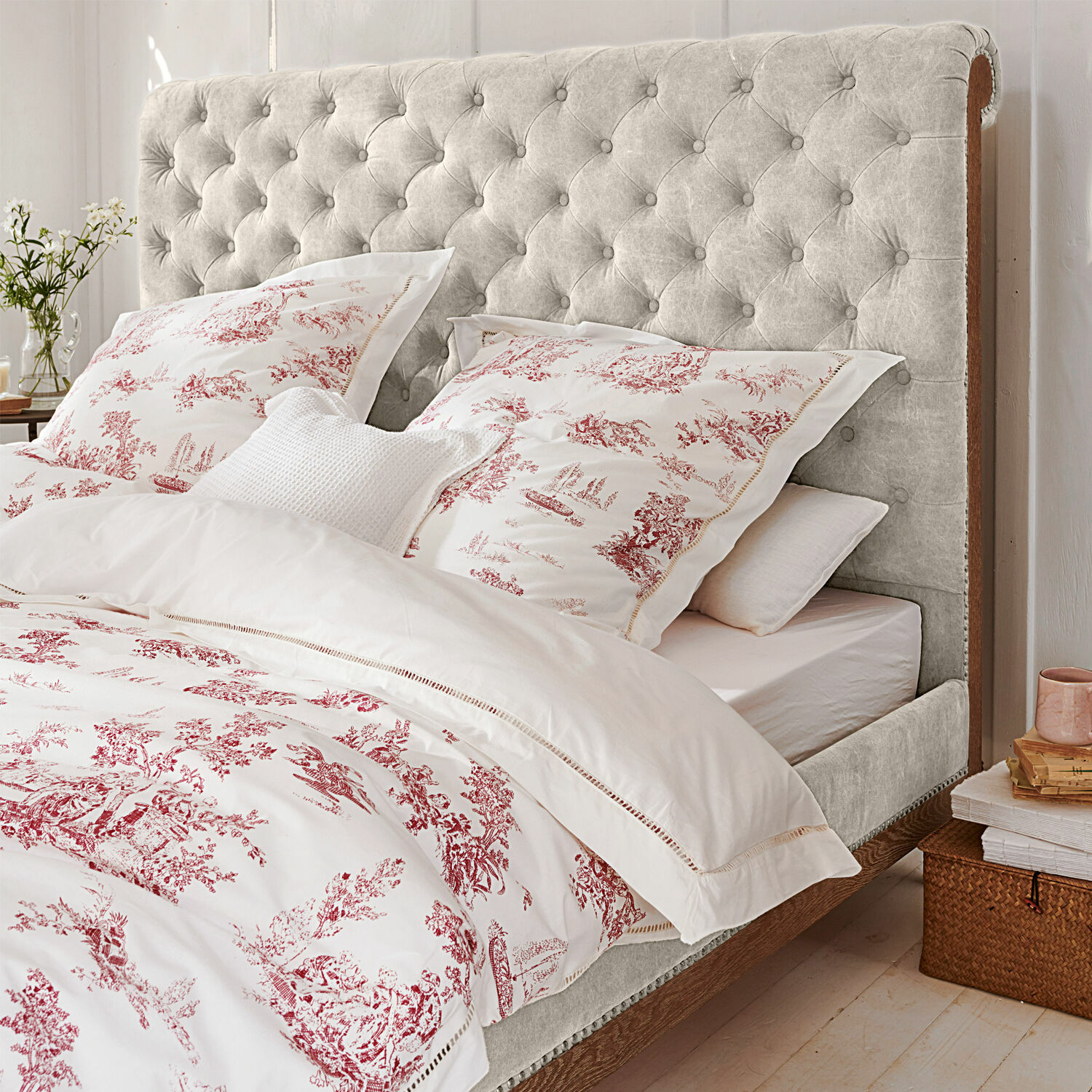 Biancheria da letto Toile rouge Letto con testiera trapuntata grigio chiaro e struttura in legno in camera accogliente