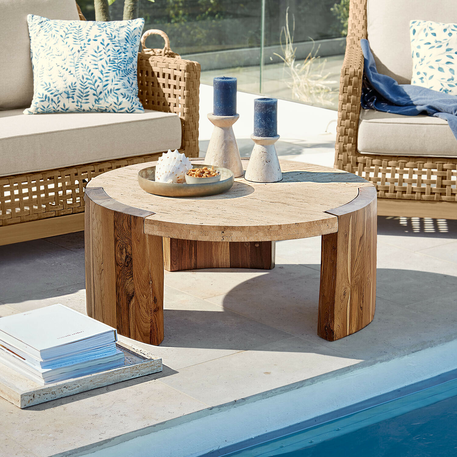 Tavolino da salotto Selvano Tavolino rotondo in legno e pietra naturale su terrazza vicino piscina con decorazioni