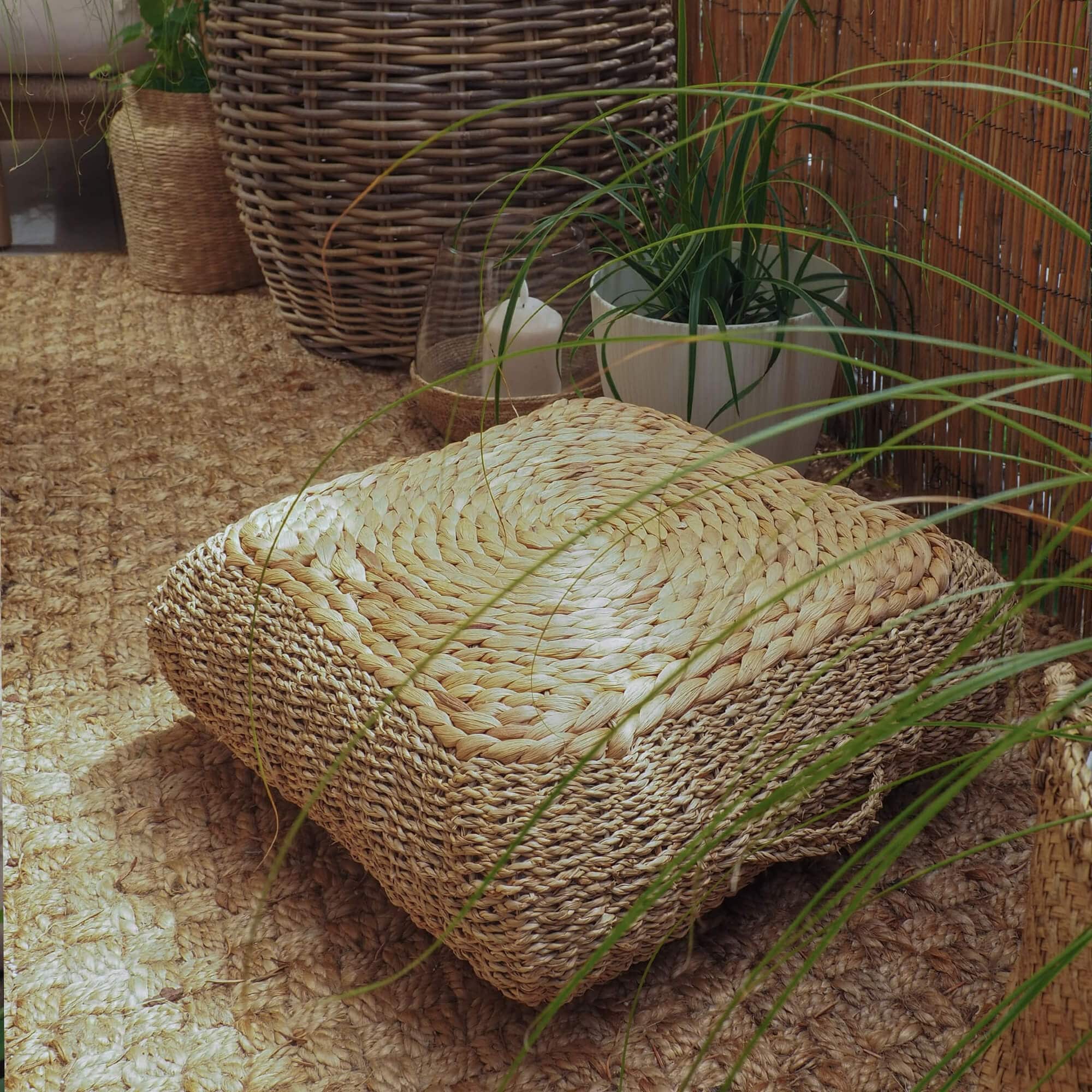 Cuscino quadrato da pavimento in canna naturale intrecciata beige per arredamento accogliente