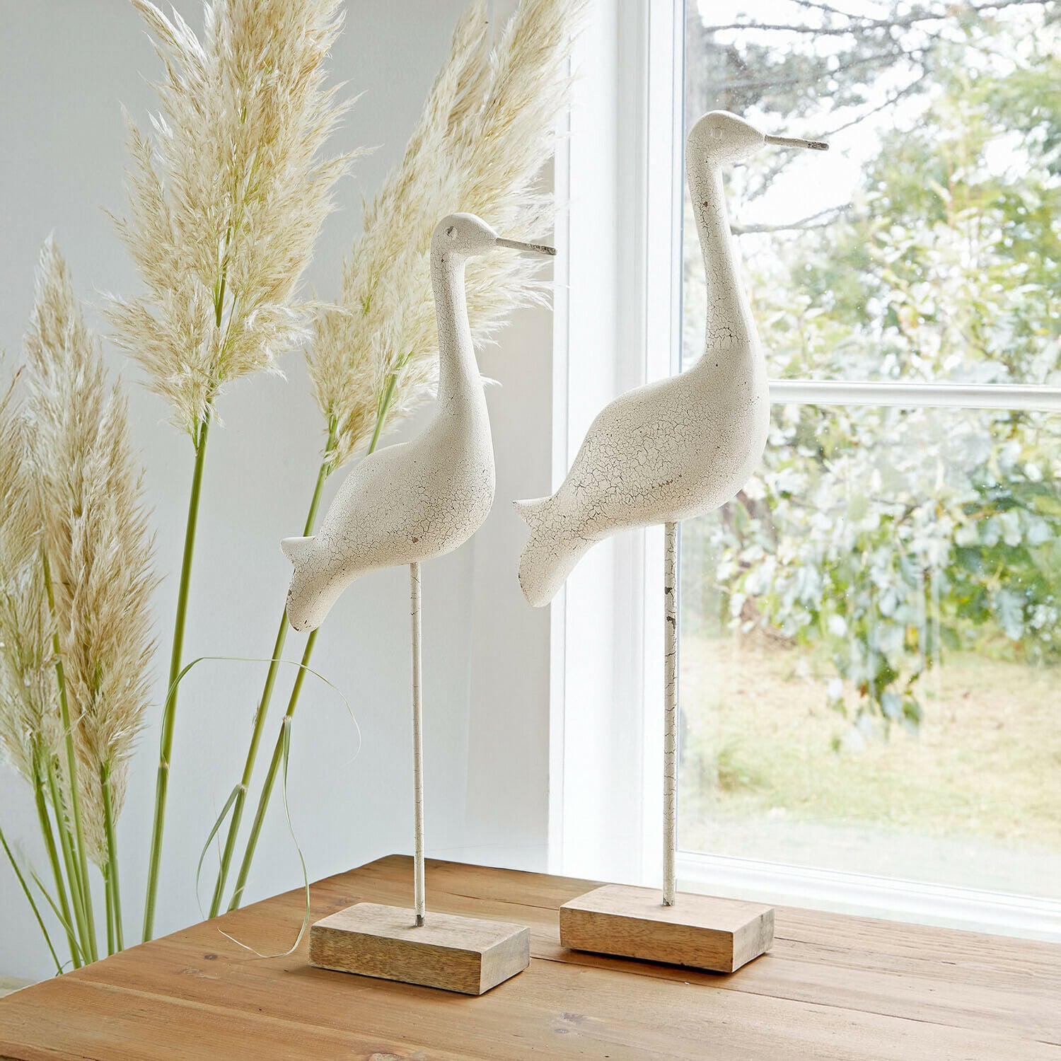 Coppia di gru decorative Windale Figure decorative di uccelli bianche in legno su base, decorazione rustica per interni