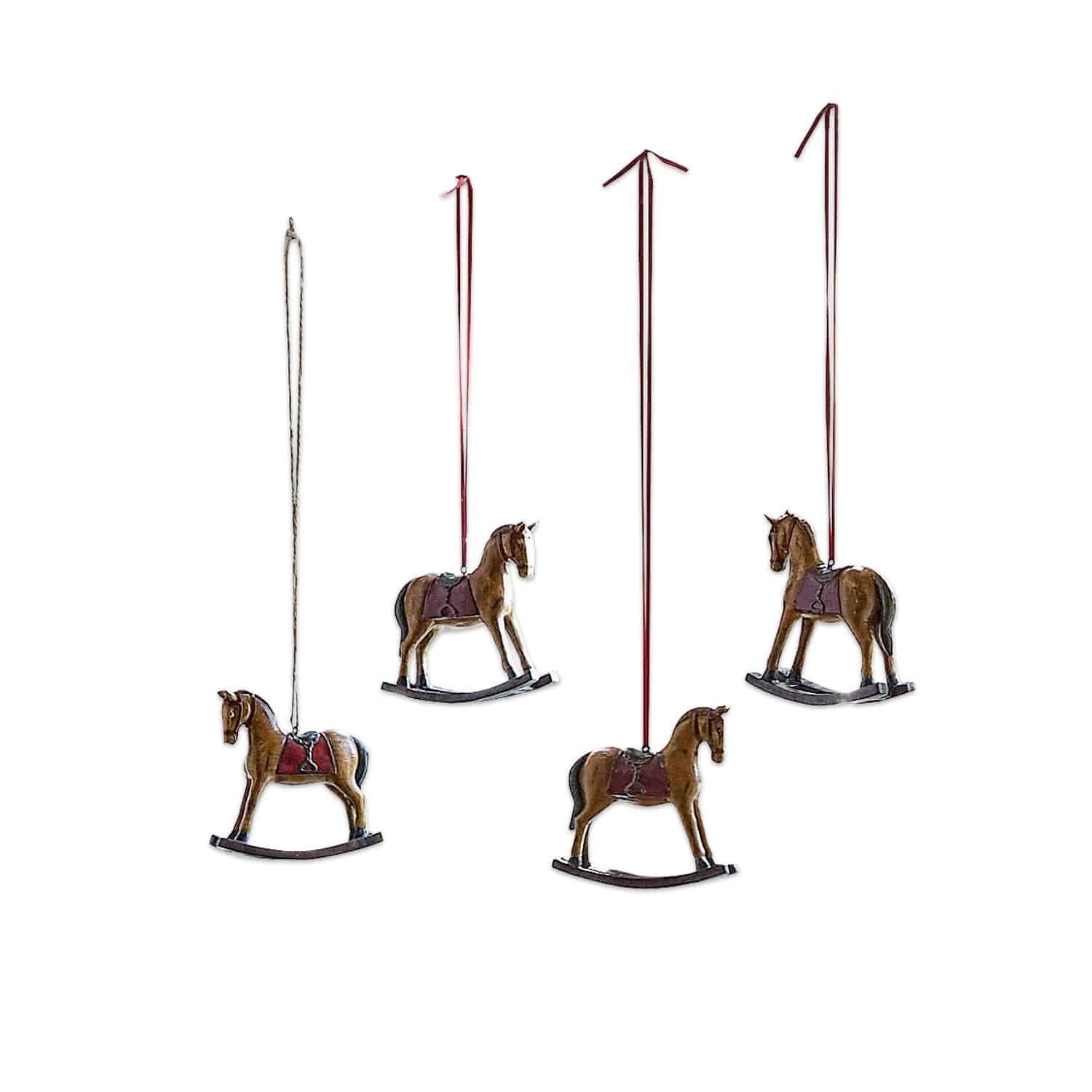 Set di 4 cavallini decorativi Cory Set di quattro cavalli a dondolo in legno marrone con selle rosse da appendere come decorazione