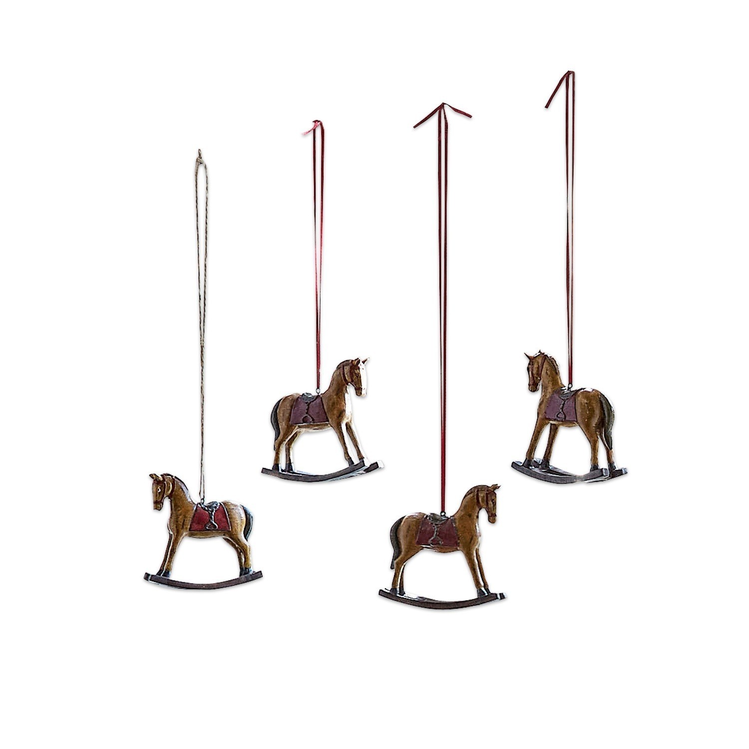 Set di 4 cavallini decorativi Cory Set di quattro cavalli a dondolo in legno marrone con selle rosse da appendere come decorazione