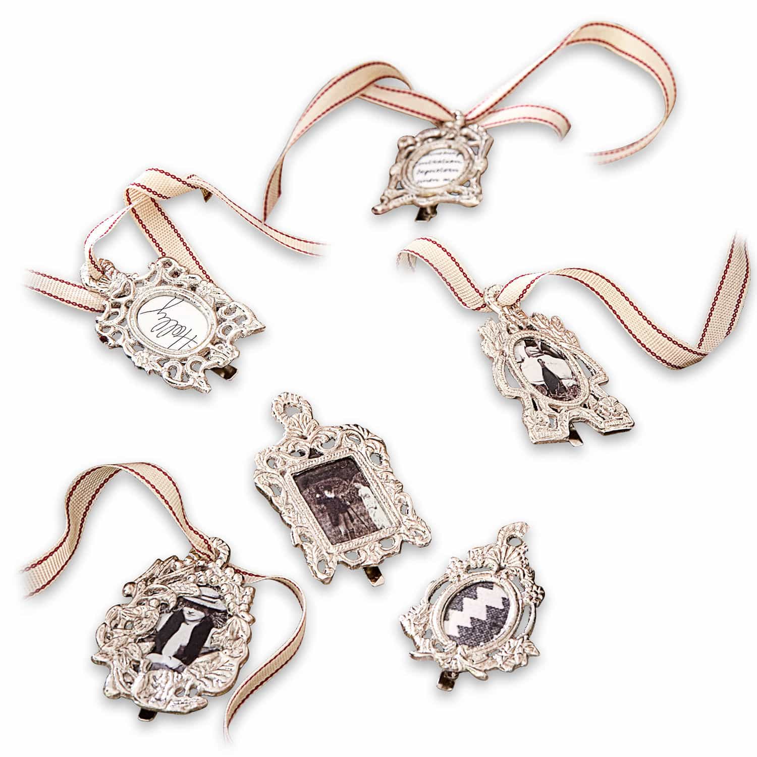 Set di 6 cornici Maidallion Set di sei cornici decorative in metallo con nastri crema per appendere
