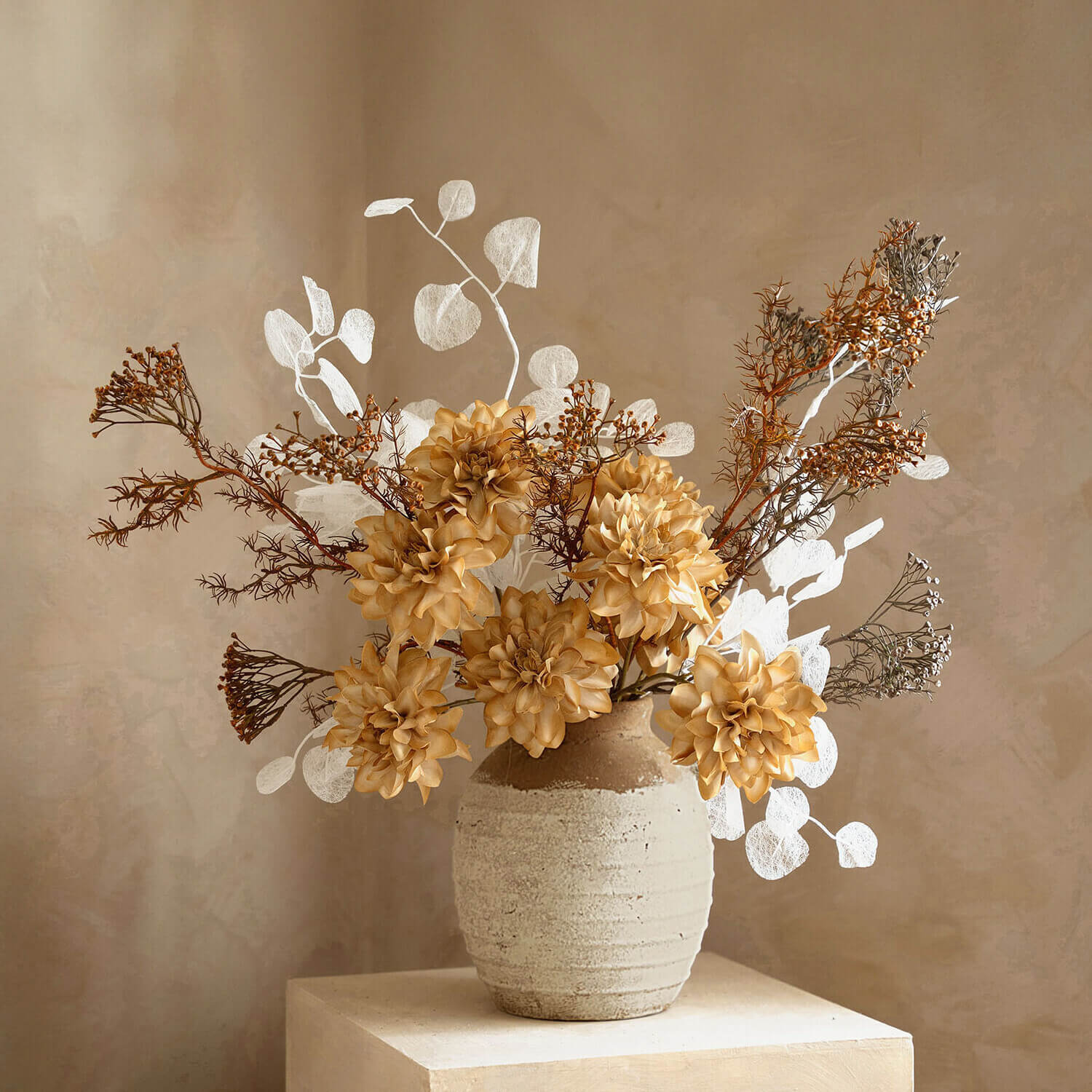 Fiori dorati e foglie argentate